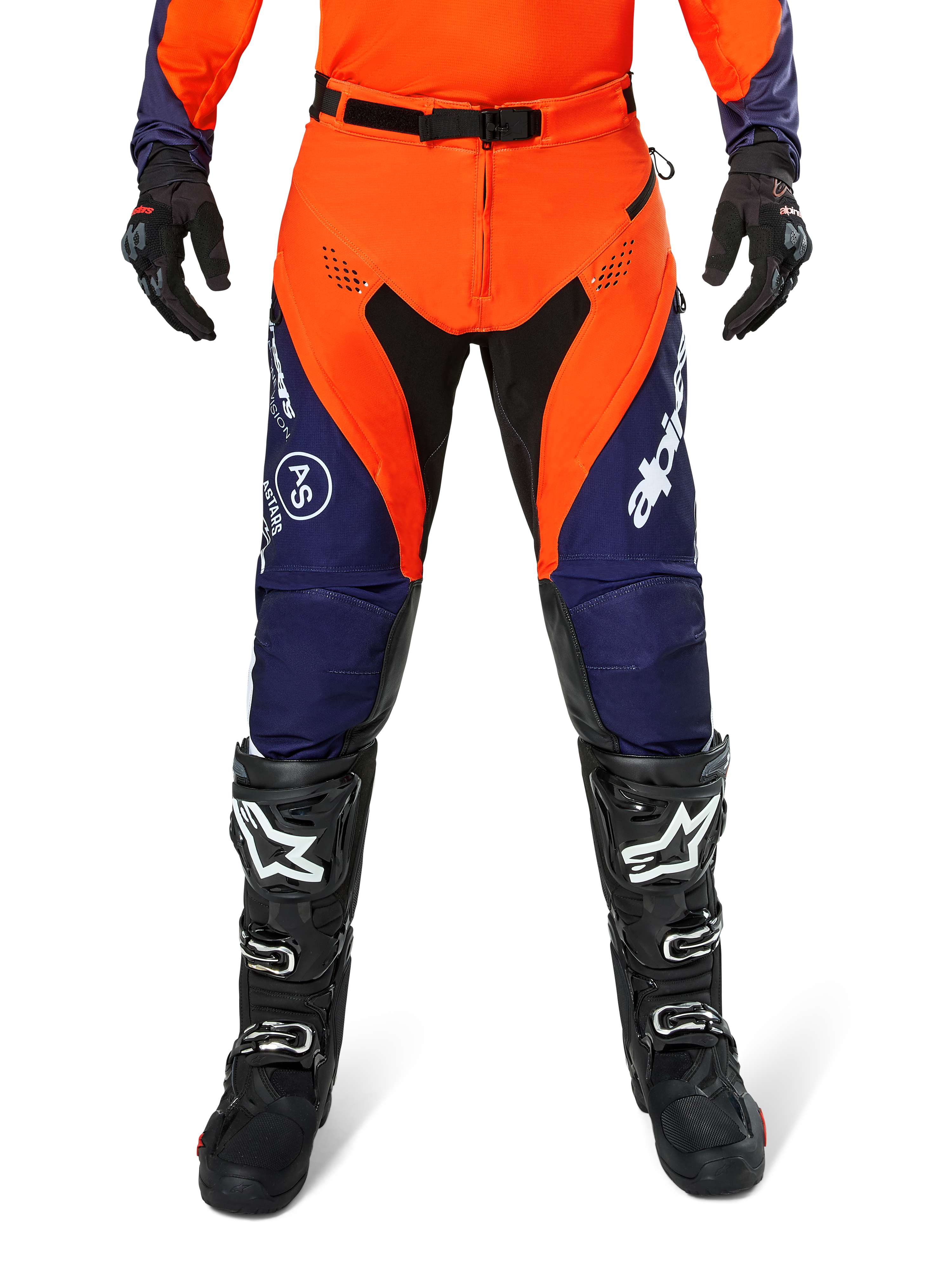 Alpinestars Pro-Dura Pants, motocross- och endurobyxor, marinblå, hot orange och vita, med svarta paneler och vita logotyper, bärs med svarta terrängstövlar och handskar, professionell skyddsutrustning för stig- och terrängkörning