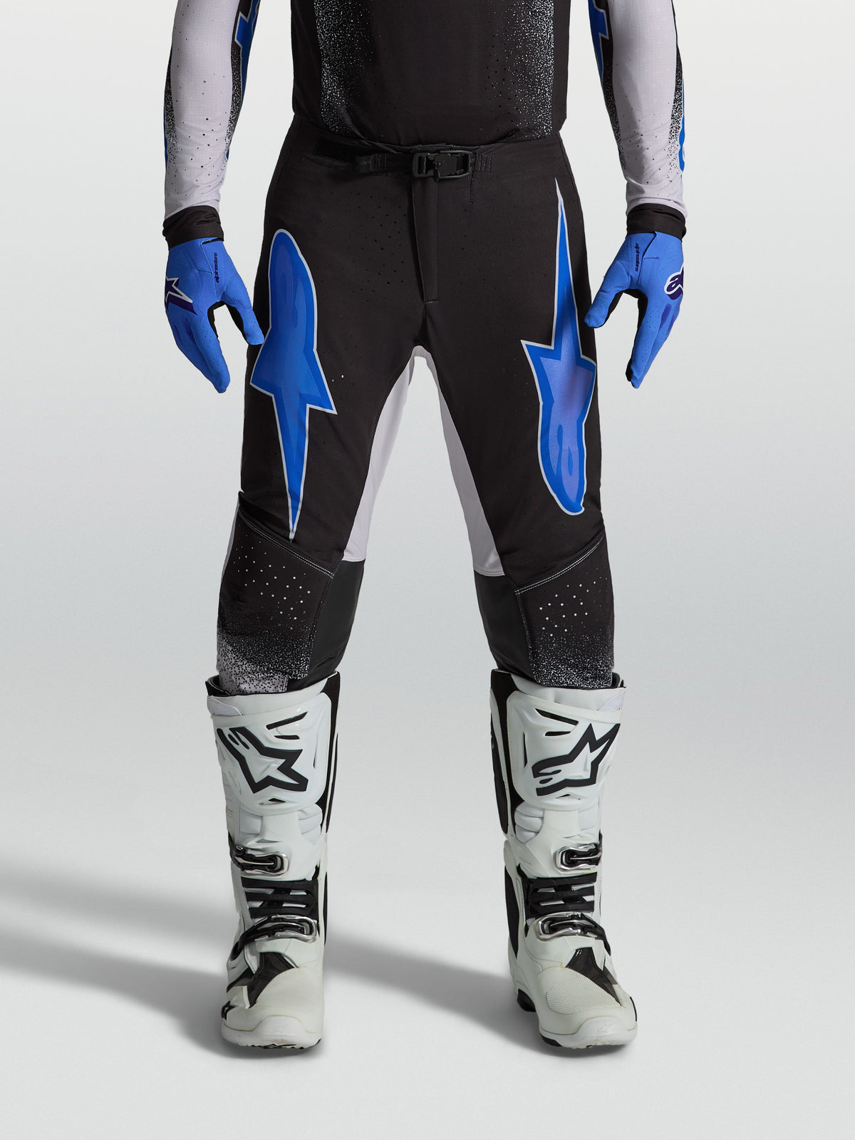 Alpinestars Supertech Hiten AFD-byxor, svarta och blå motocrossbyxor i lätt stretch-ripstop för racing.