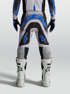 Alpinestars Supertech Hiten AFD byxor, motocrossbyxor för herr, blå och svarta, atletisk tävlingspassform visad bakifrån.