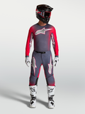 Alpinestars Supertech Hiten AFD Gear Set, professionellt motocrossutrustningsset i grått och röd fluo, komplett outfit med tröja och byxor för terrängkörning, visas på modell.