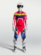 Alpinestars Supertech Dyna gear set, röd och marinblå motocrossutrustning för herr, atletisk passform, vit hjälm och stövlar.