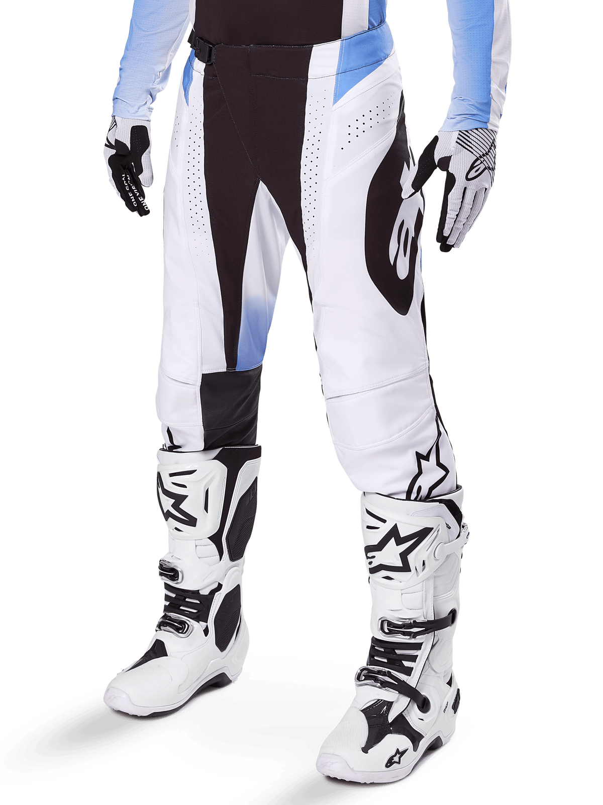 Alpinestars 2025 Techstar Melt byxor, motocrossbyxor, vita och svarta med blå detaljer, med laserskurna perforeringar för luftflöde och Babel-knäkonstruktion, bärs med matchande vita motocross-stövlar och handskar, atletisk design för terrängracing