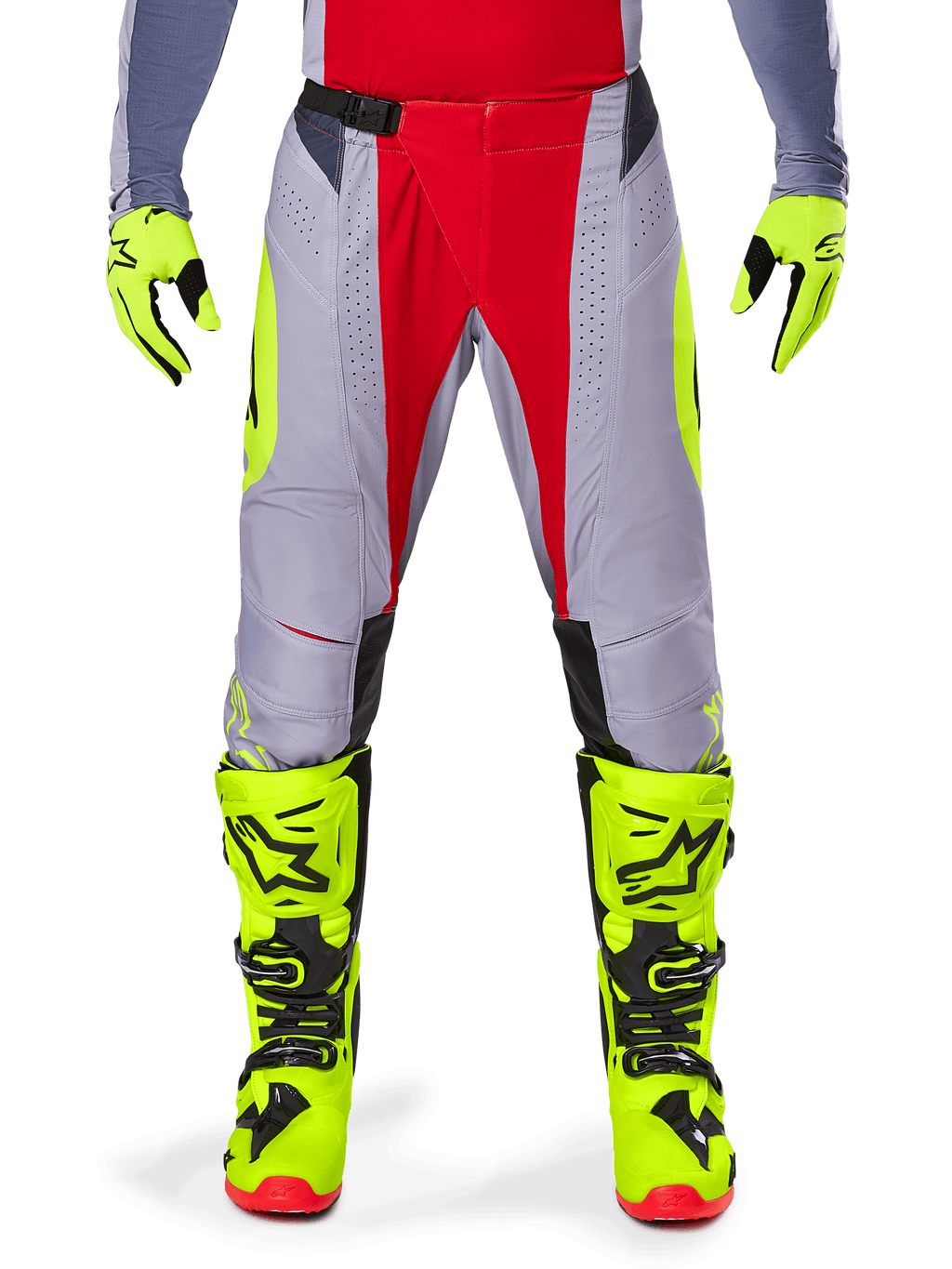 Alpinestars 2025 Techstar Melt-byxor, motocrossbyxor, ljusröd och grå, med en grå bas, röda mittpaneler och neongula sidodetaljer, laserskurna perforeringar för ventilation, bärs med neongula handskar och stövlar, högpresterande utrustning för terrängkörning