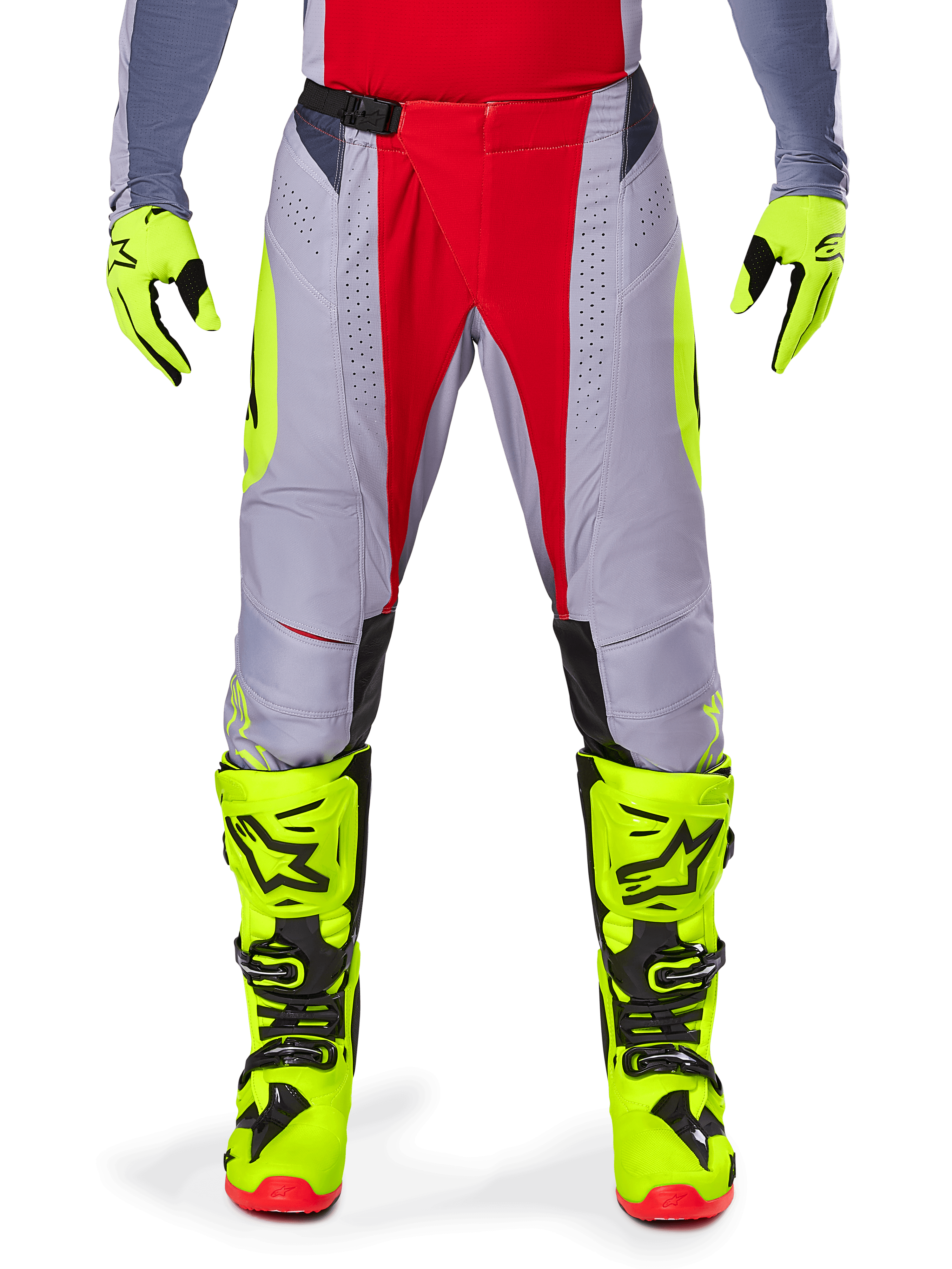Alpinestars 2025 Techstar Melt-byxor, motocrossbyxor, ljusröd och grå, med en grå bas, röda mittpaneler och neongula sidodetaljer, laserskurna perforeringar för ventilation, bärs med neongula handskar och stövlar, högpresterande utrustning för terrängkörning