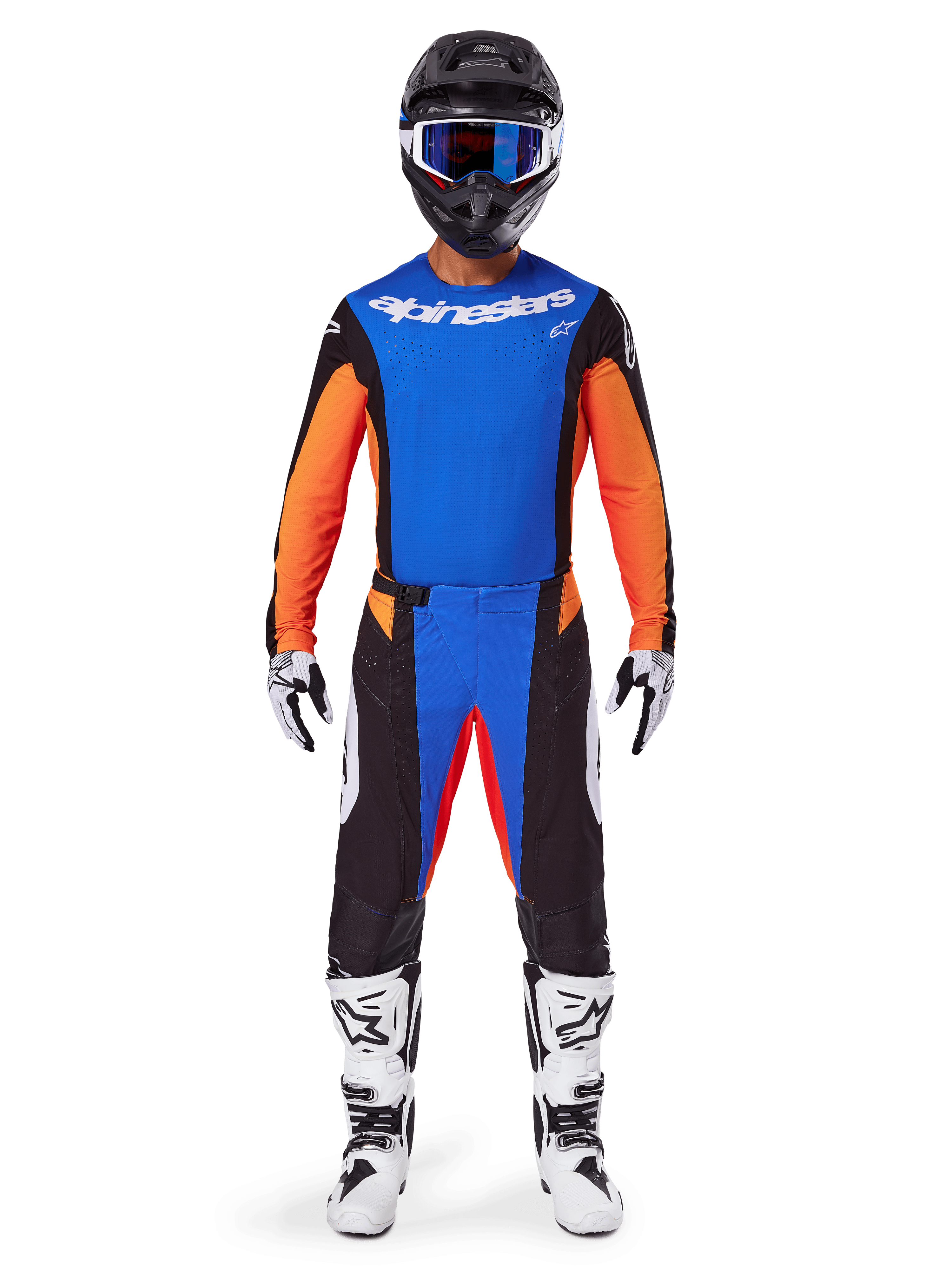 Motocrossförare i komplett racingutrustning, Alpinestars 2025 Techstar Melt-utrustningsset, blå och orange, blå tröja med orange ärmar, matchande byxor med vita logotyper, svart hjälm med blå goggles, vita och svarta stövlar och handskar, koordinerad outfit för terrängkörning