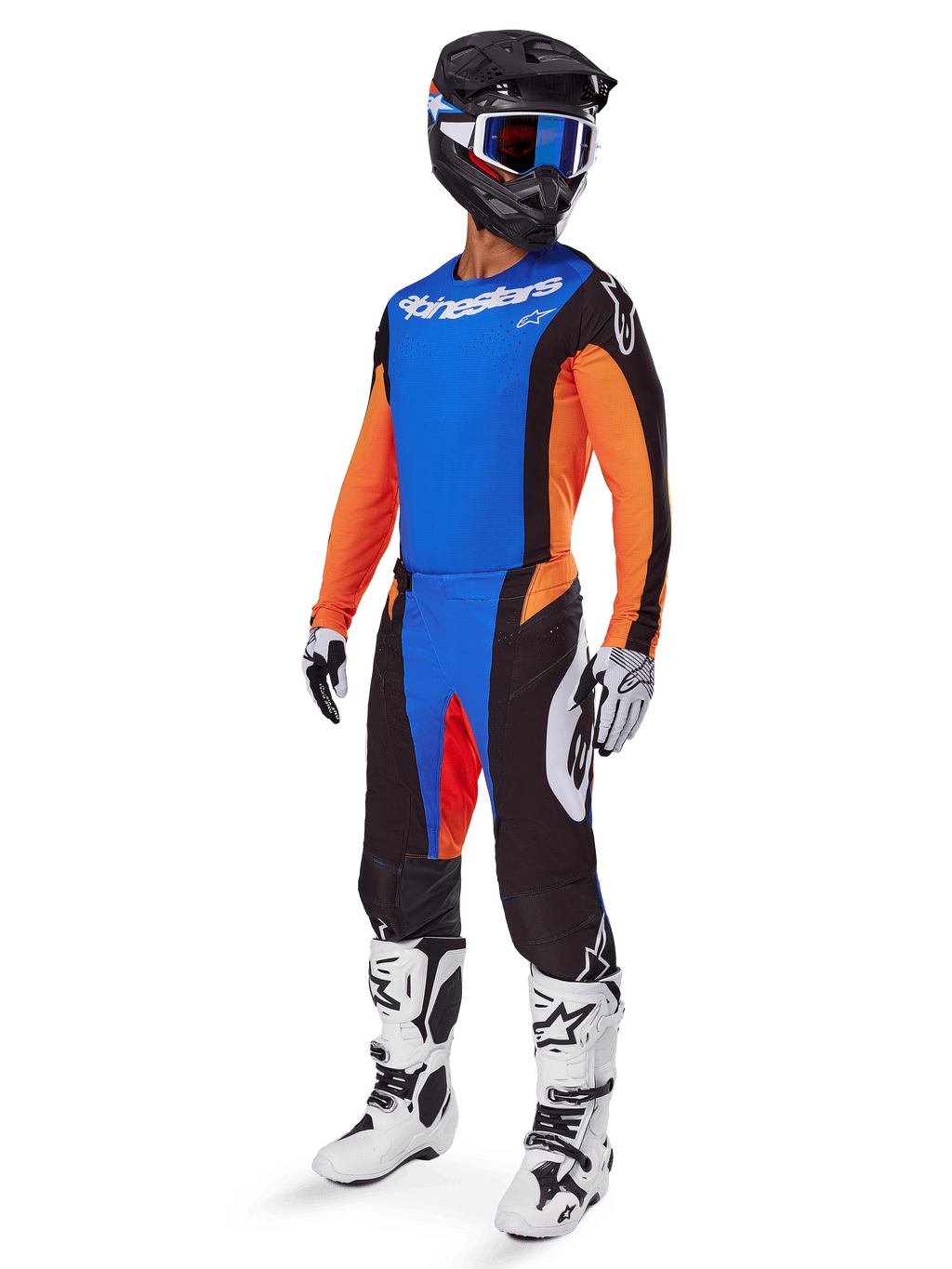 Alpinestars 2025 Techstar Melt utrustningsset, motocrossförare i blå tröja med orange ärmar, svarta byxor med blå och orange detaljer, matchande svart hjälm med blå goggles samt vita och svarta racingstövlar