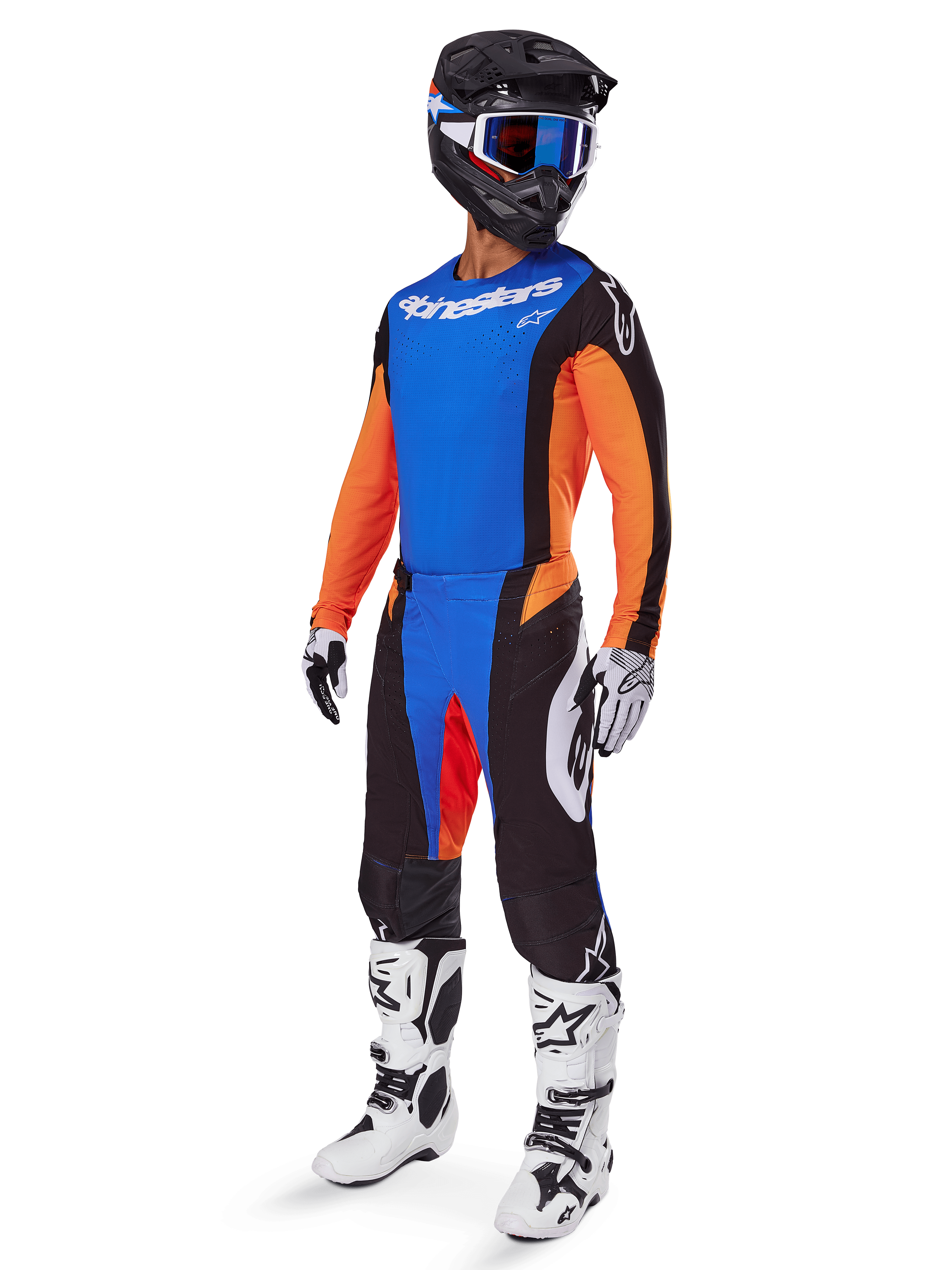 Alpinestars 2025 Techstar Melt utrustningsset, motocrossförare i blå tröja med orange ärmar, svarta byxor med blå och orange detaljer, matchande svart hjälm med blå goggles samt vita och svarta racingstövlar