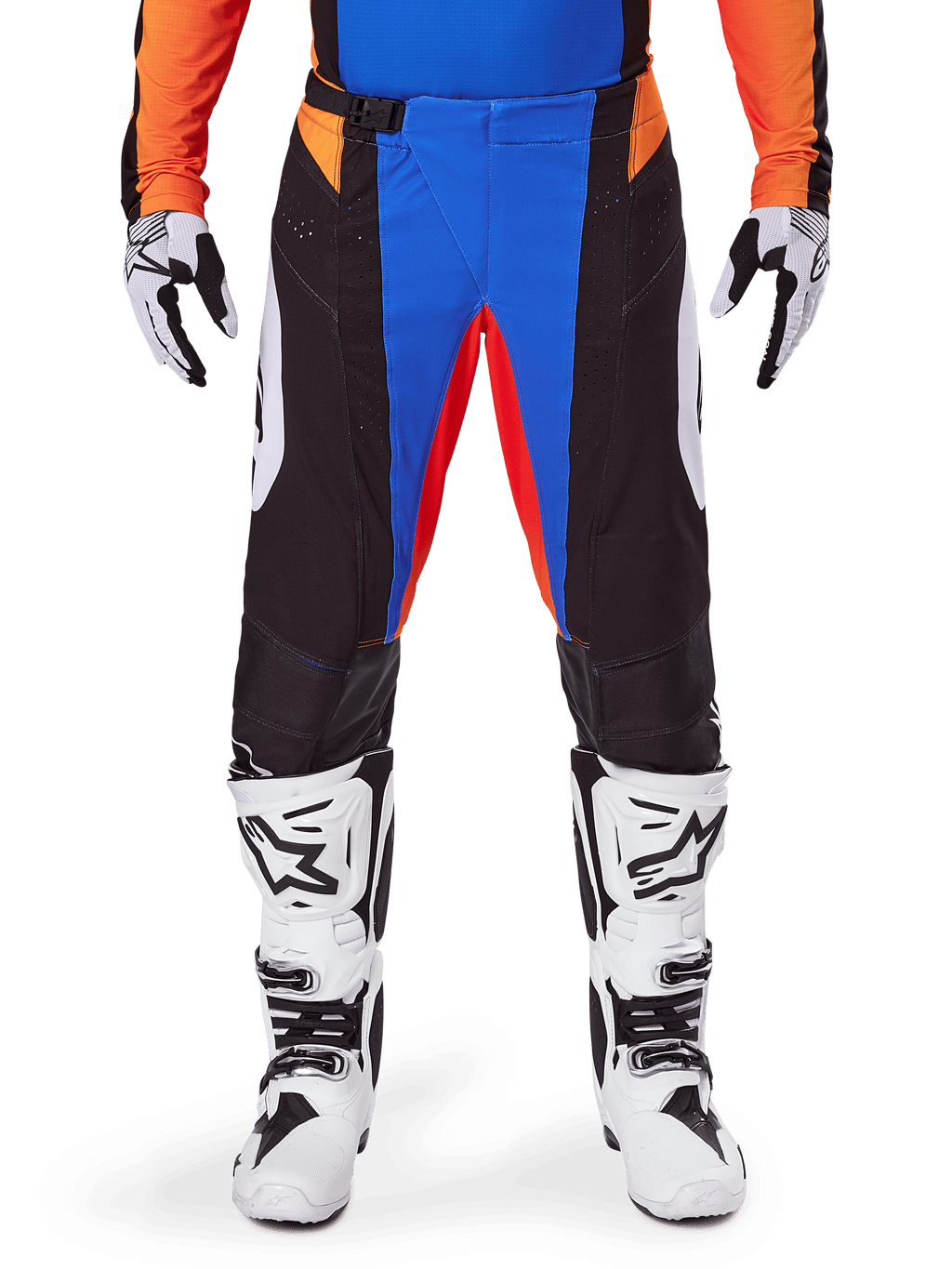Alpinestars 2025 Techstar Melt motocrossbyxor, orange och blå, bärs med matchande tröja och vita stövlar, med svarta paneler med livfulla blå och orange accenter, perforerade för ventilation, atletisk tävlingspassform för terrängprestanda.