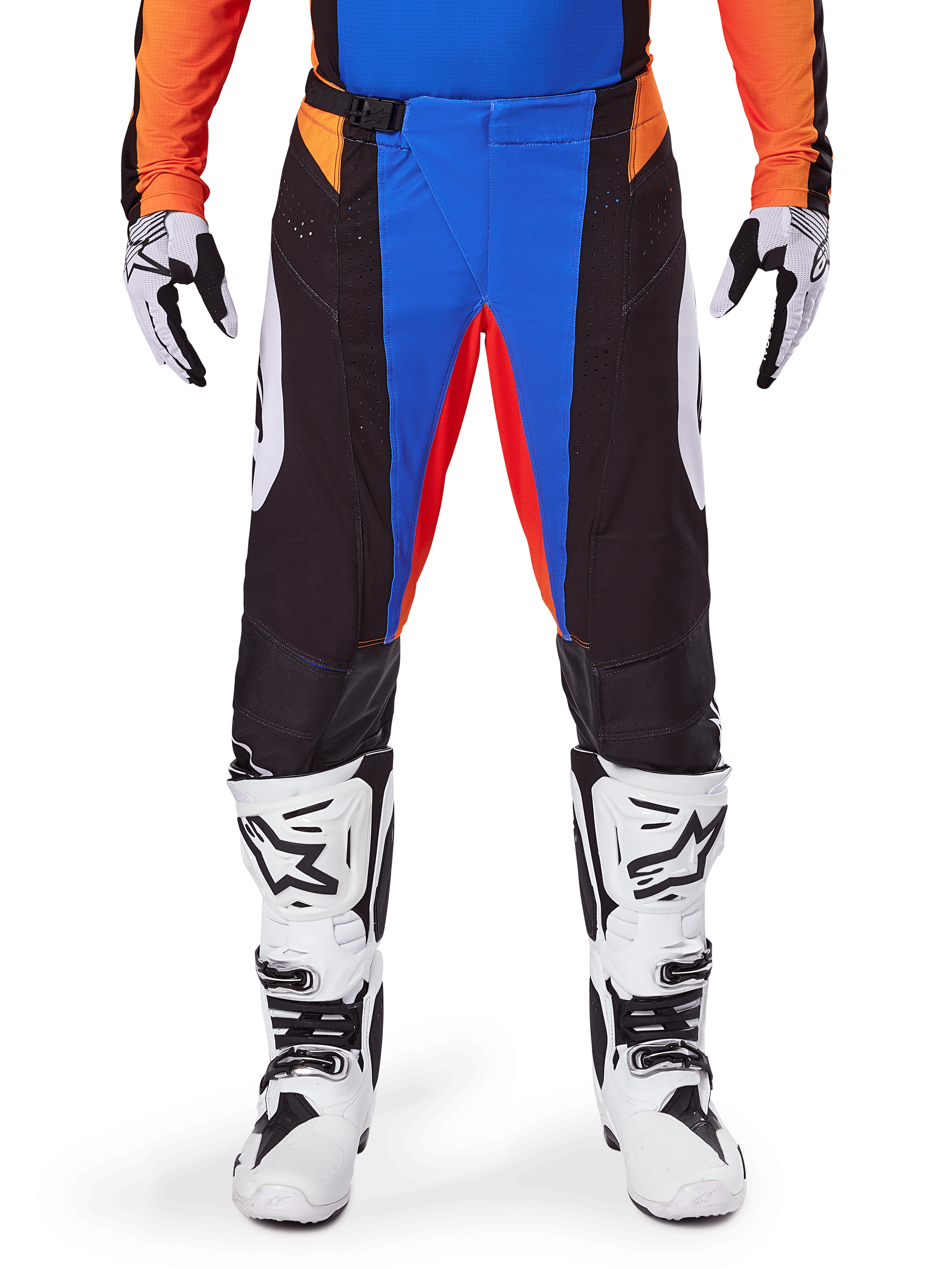 Alpinestars 2025 Techstar Melt motocrossbyxor, orange och blå, bärs med matchande tröja och vita stövlar, med svarta paneler med livfulla blå och orange accenter, perforerade för ventilation, atletisk tävlingspassform för terrängprestanda.