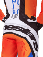 Alpinestars 2025 Techstar Melt byxor, motocrossbyxor, orange och blå, närbild bakifrån på sätet och midjan, framträdande svart logotyp på vit bakgrund, orangea paneler med röda stjärnlogotyper, atletisk prestandautrustning för terrängkörning