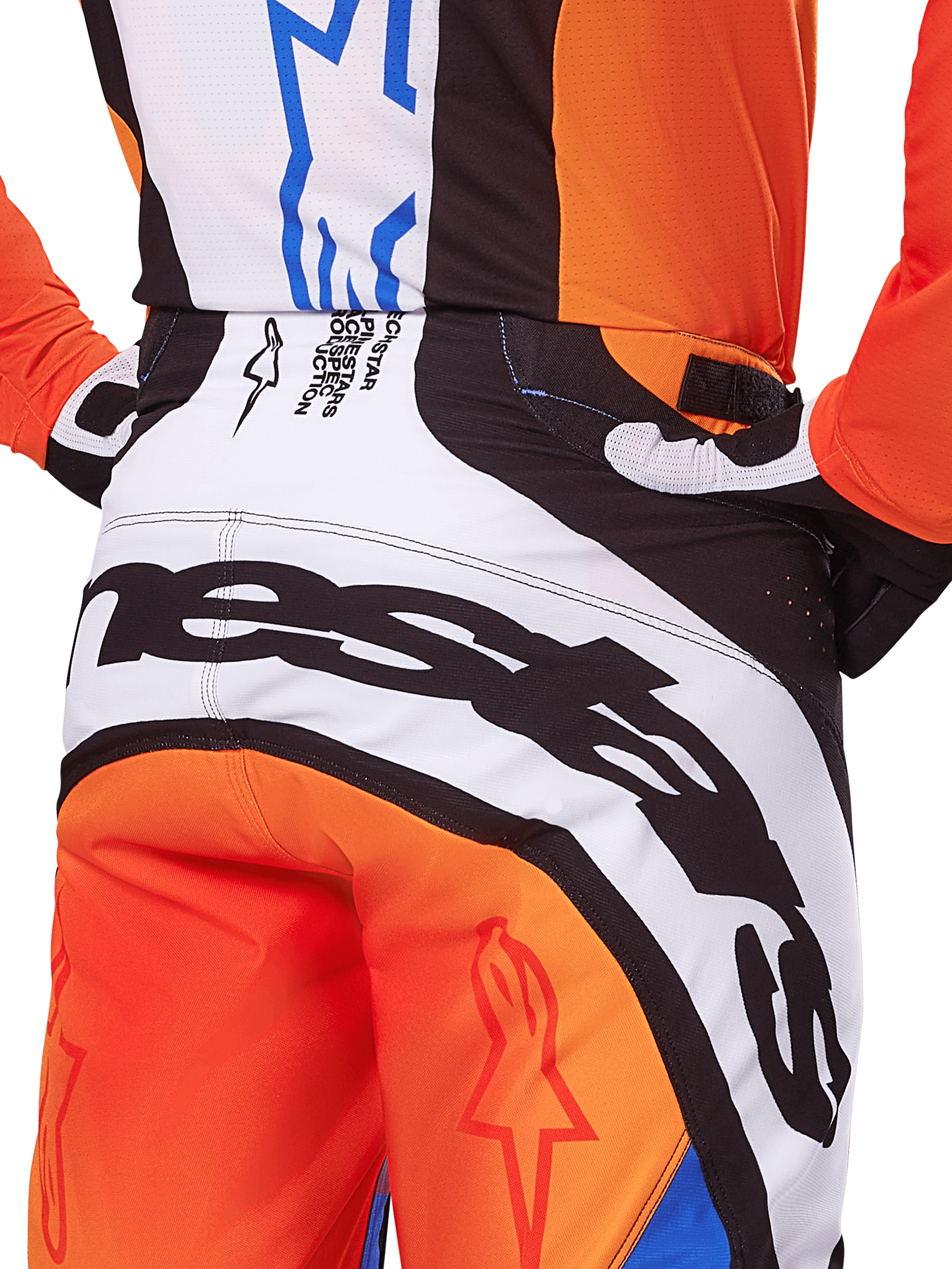 Alpinestars 2025 Techstar Melt byxor, motocrossbyxor, orange och blå, närbild bakifrån på sätet och midjan, framträdande svart logotyp på vit bakgrund, orangea paneler med röda stjärnlogotyper, atletisk prestandautrustning för terrängkörning