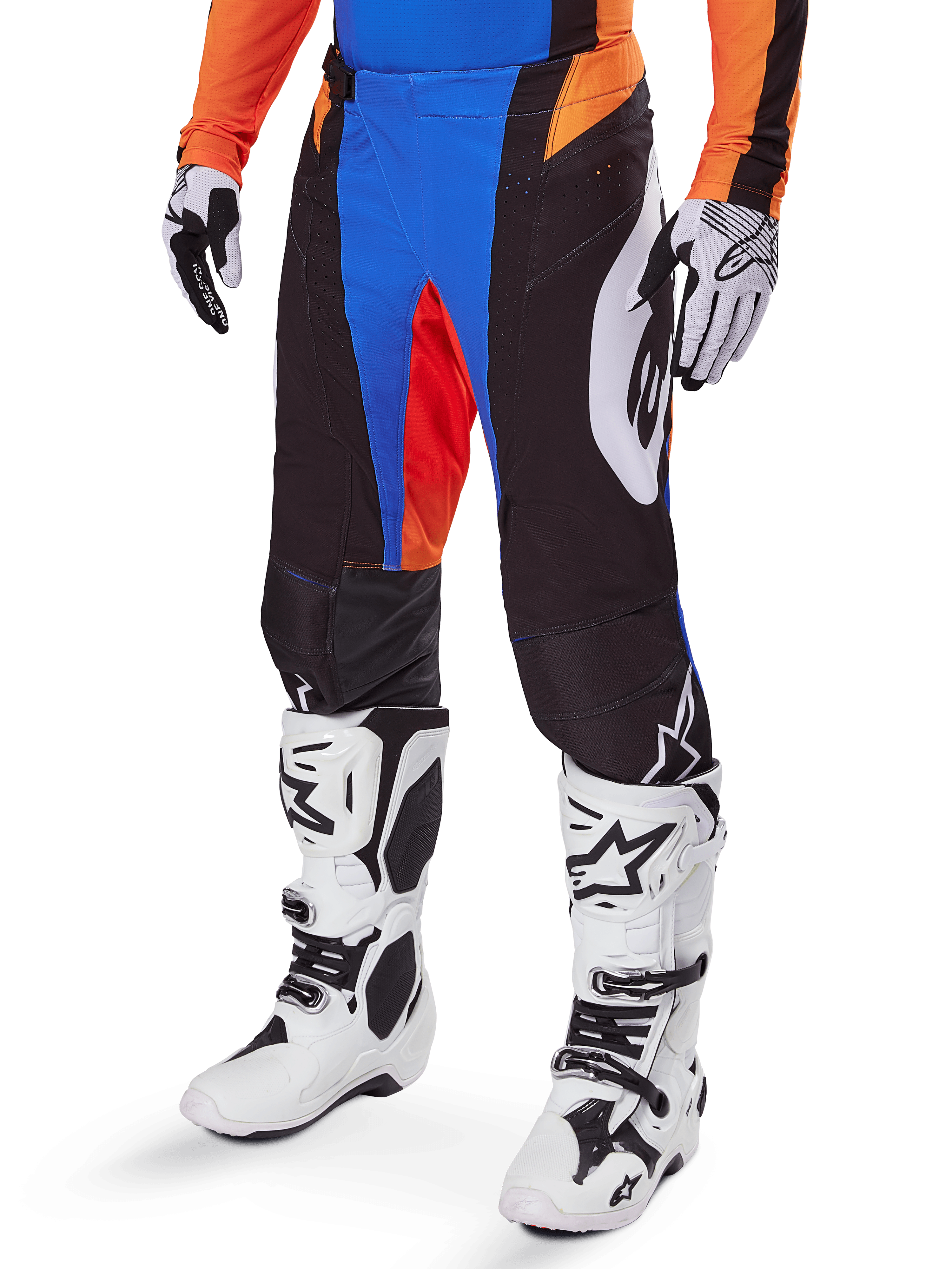 Alpinestars 2025 Techstar Melt byxor, motocrossbyxor, svarta med blå och orange detaljer, bärs med vita stövlar och matchande tröja, med hållbart skyddsmaterial och sportig racingdesign