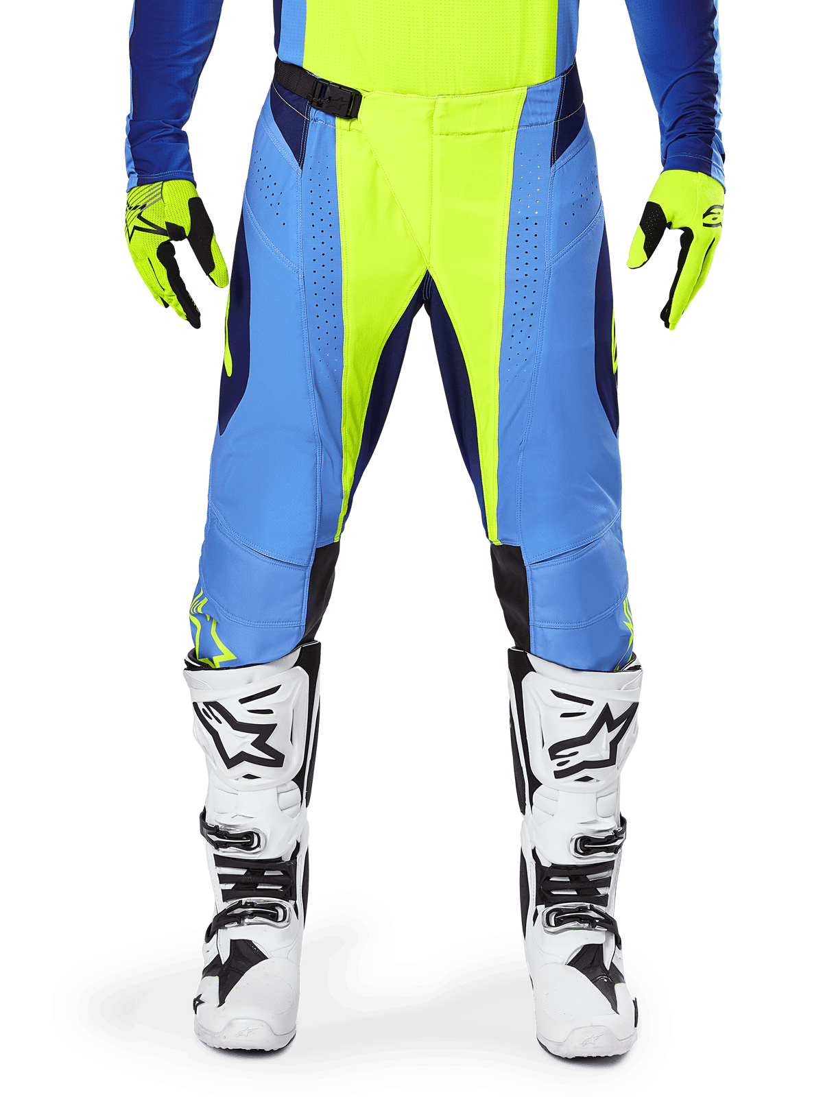 Alpinestars 2025 Techstar Melt-byxor, motocrossbyxor, gul fluo och blå, bärs med matchande tröja, gula handskar och vita och svarta stövlar, med en flerpanelsdesign, laserskurna perforeringar och ett magnetiskt midjespänne för professionell terrängkörning.