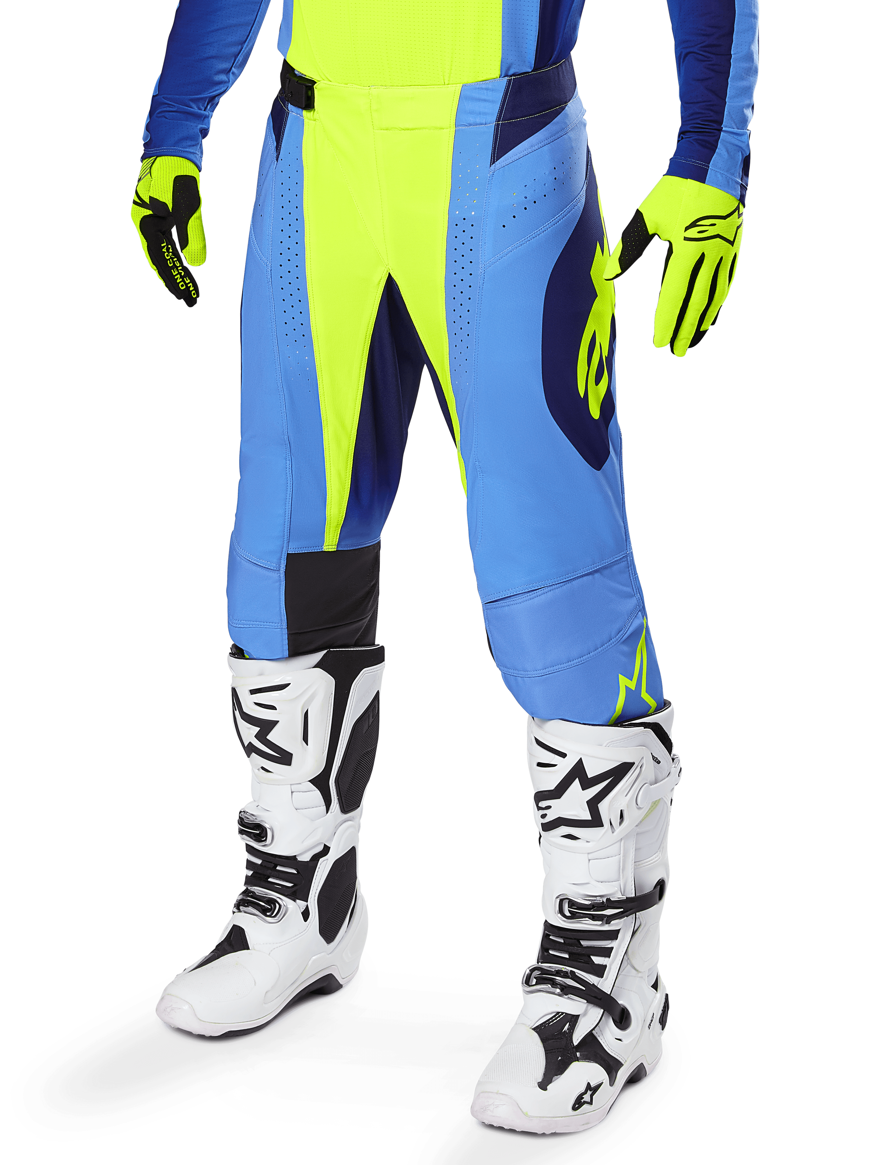 Alpinestars 2025 Techstar Melt-byxor, motocrossbyxor, gul och fluorescerande blå, bärs med matchande gula och blå handskar och vita motocross-stövlar, med ergonomisk skärning och ventilation för prestanda vid terrängkörning.