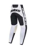 Alpinestars 2026 Racer Riway-byxor, motocrossbyxor, vita och svarta, vy bakifrån med framträdande svart astars-logotyp på det bakre oket, förstärkt svart sätespanel och beige knäpaneler i getläder på insidan, slitstark design för terrängkörning