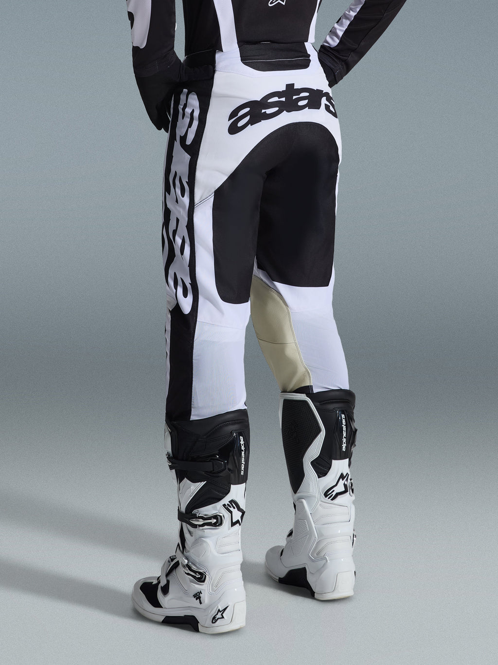 Alpinestars 2026 Racer Riway byxor, motocrossbyxor, vita och svarta, baksida som visar tydlig svart logotyp på sätet och sidorna, beige innerpaneler i getläder vid knäna, bärs med matchande vita och svarta motocross-stövlar