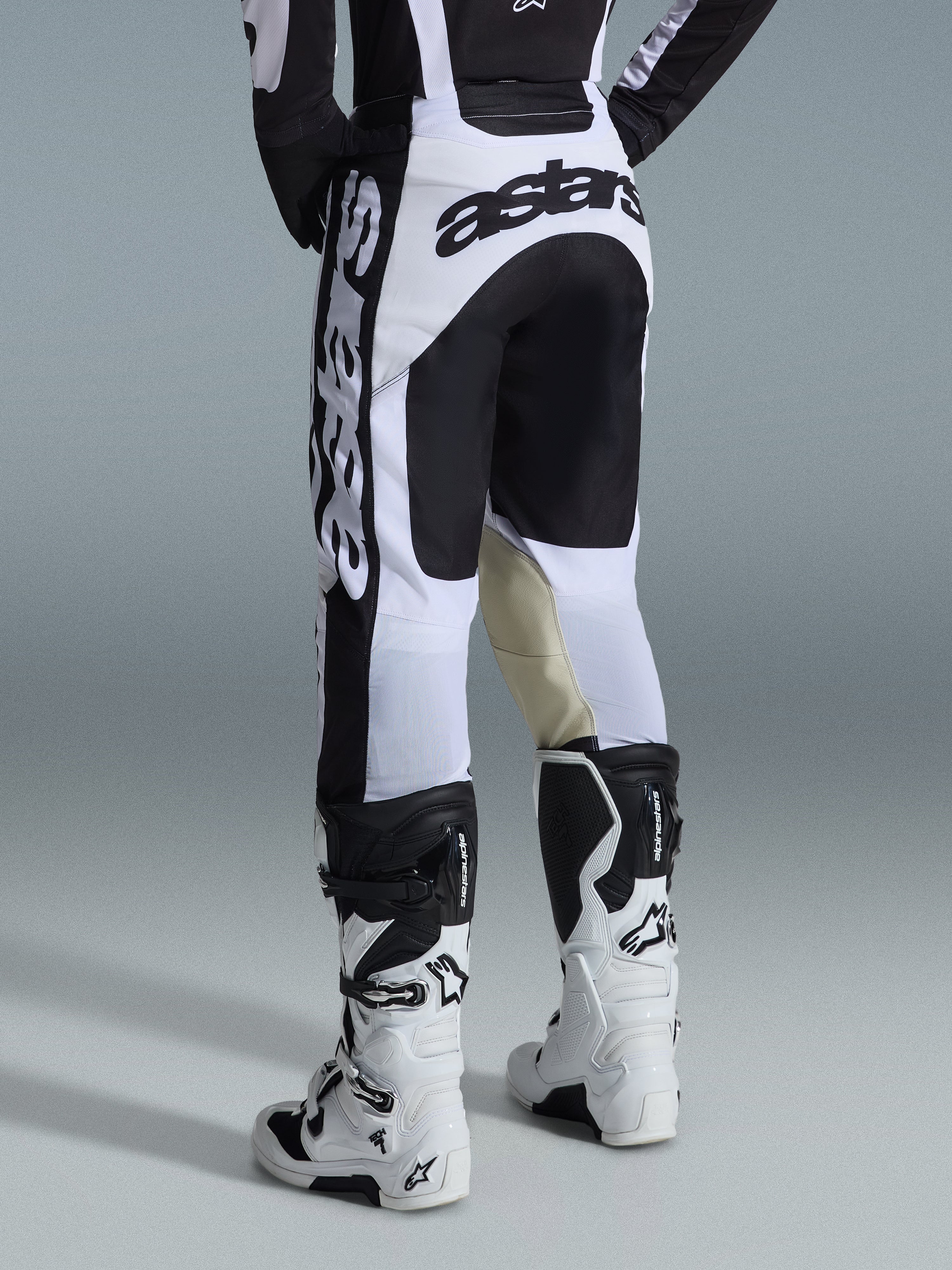Alpinestars 2026 Racer Riway byxor, motocrossbyxor, vita och svarta, baksida som visar tydlig svart logotyp på sätet och sidorna, beige innerpaneler i getläder vid knäna, bärs med matchande vita och svarta motocross-stövlar