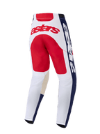 Alpinestars 2026 Racer Riway byxor, motocrossbyxor, vita, blå och röda, vy bakifrån som visar röd 'astars'-logotyp över baksidan, blå sidopaneler med vit text och förböjd konstruktion för offroad-prestanda