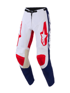 Alpinestars 2026 Racer Riway-byxor, motocrossbyxor, vit, blå och röd, med röda Astar-logotyper på låren, blå paneler på underbenen, beige läderförstärkning på insidan av knäna och ett svart magnetiskt midjespänne, slitstark design för terrängkörning
