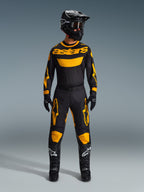 Alpinestars 2026 Racer Riway Gear Set, komplett motocross-outfit, svart tröja med gul Astars-branding, svarta byxor med gula detaljer på knän och lår, matchande svart hjälm, goggles, handskar och stövlar, professionella offroad-kläder