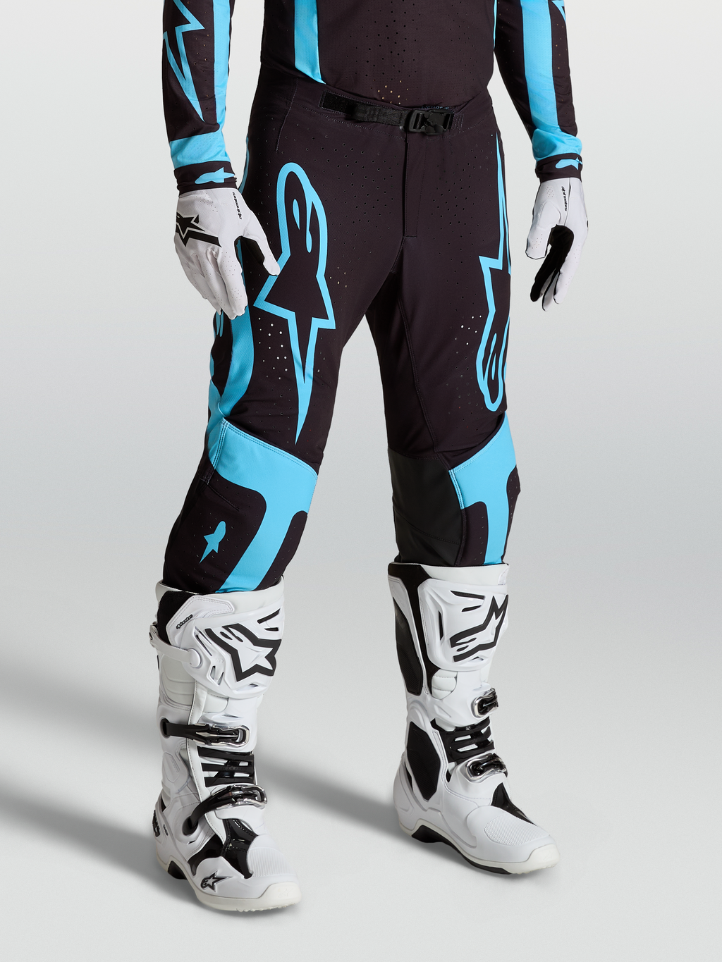 Alpinestars Supertech Vesta byxor, motocrossbyxor för herr, svarta och turkosa, atletisk passform i stretch-ripstop med knäpaneler i läder och matchande racingutrustning.