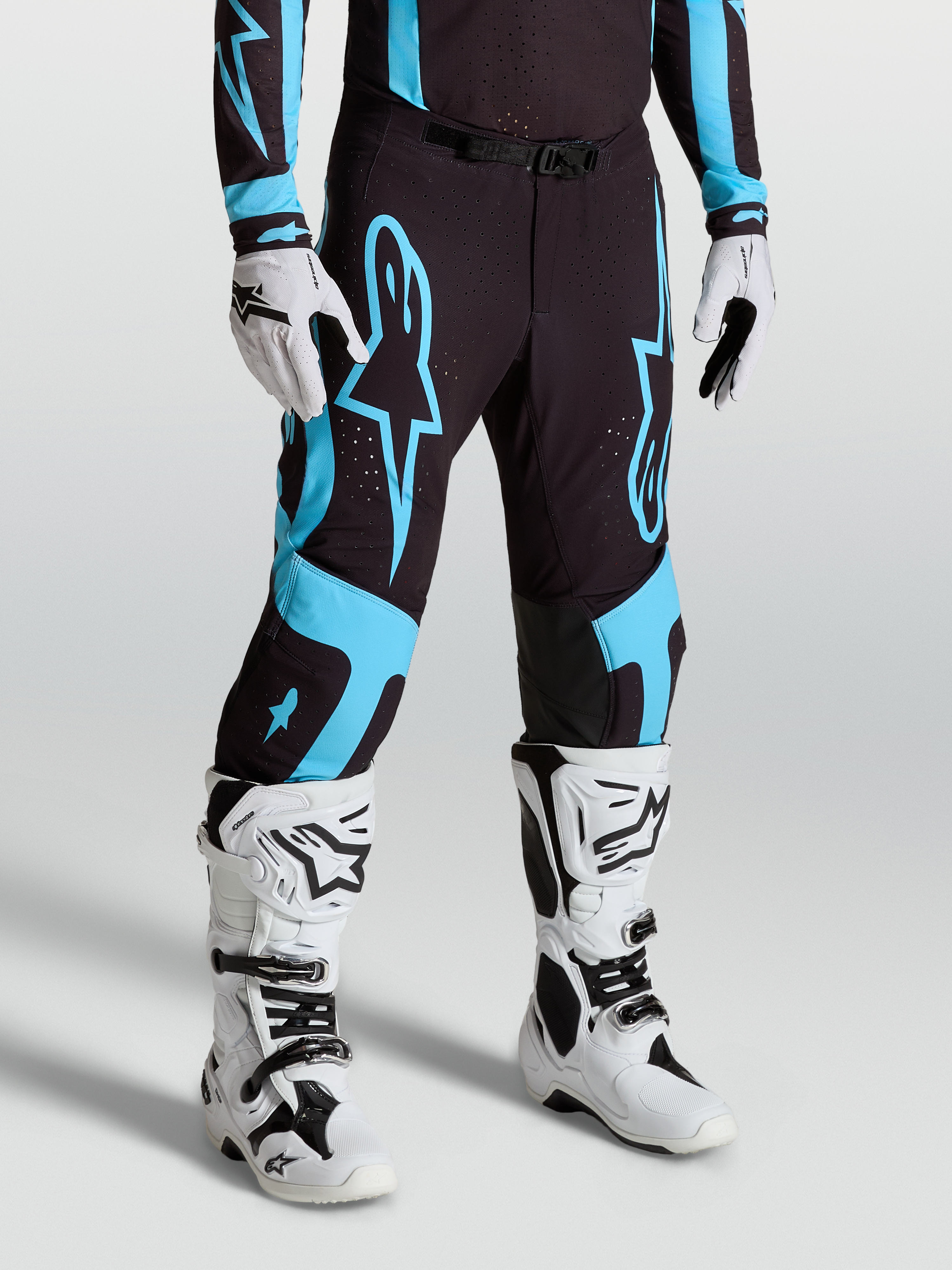 Alpinestars Supertech Vesta byxor, motocrossbyxor för herr, svarta och turkosa, atletisk passform i stretch-ripstop med knäpaneler i läder och matchande racingutrustning.
