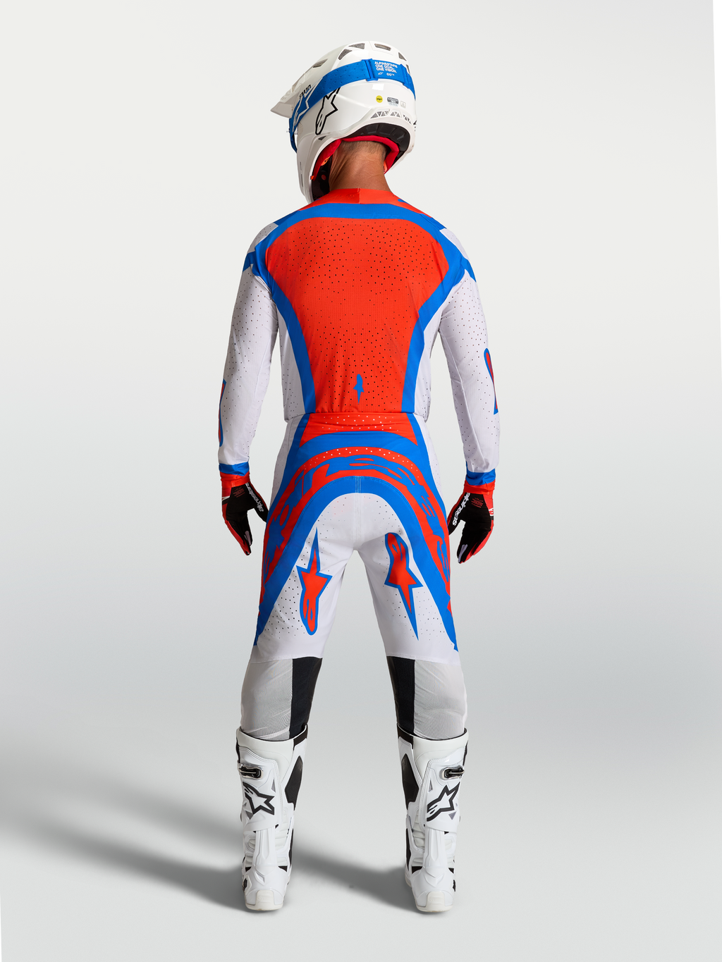 Alpinestars Supertech Vesta byxor, motocrossbyxor i lila och rött, vy bakifrån på modell med atletisk tävlingspassform för terrängkörning.