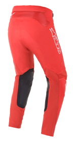 Alpinestars Supertech Blaze-byxor, motocrossbyxor, klarröda, vy snett bakifrån som visar vita Alpinestars-logotyper och svarta innerknäförstärkningar i läder, designade för terrängprestanda.