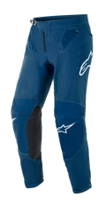 Alpinestars Supertech Blaze-byxor, motocross- och off-roadbyxor, mörkblå med svarta knäpaneler i läder, vita Alpinestars-logotyper på lår och ben, justerbart midjespänne och ventilationszoner i mesh vid höfterna.