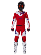 Alpinestars 2025 Racer Veil-byxor och komplett motocrossutrustning, klarröd och vit med blå detaljer, med matchande tröja, svart hjälm med orange goggles, vita och svarta stövlar samt röda handskar, koordinerad prestandalook för terrängkörning