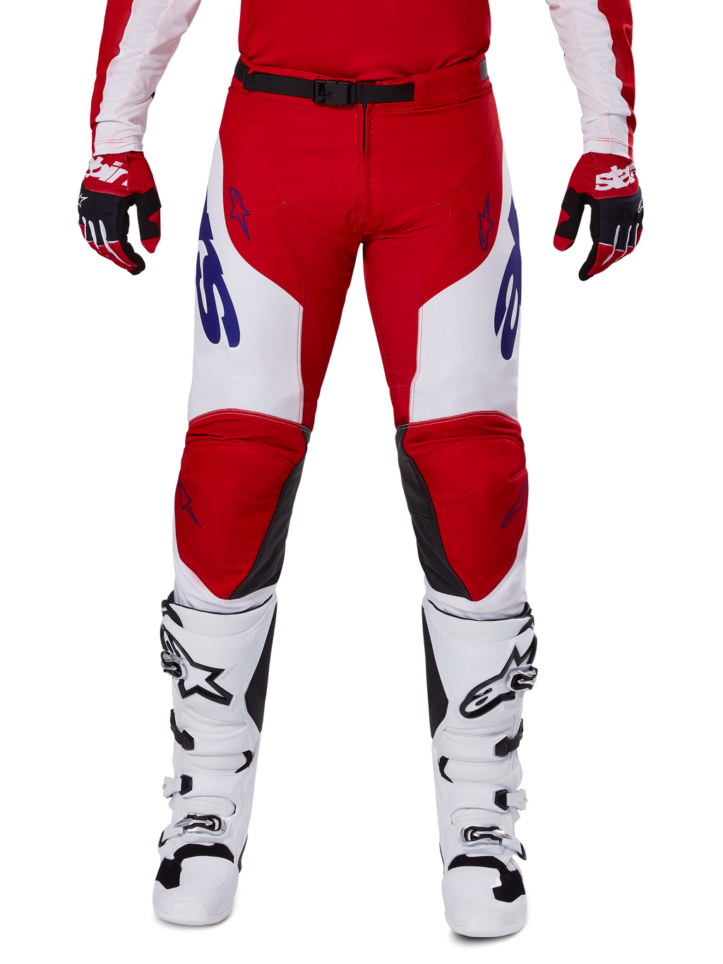 Alpinestars 2025 Racer Veil-byxor, motocrossbyxor, klarröda och vita, bärs med matchande röda handskar och vita stövlar, med blå logotyper på låren och ett svart midjebälte, ergonomisk sportskärning för prestandakörning