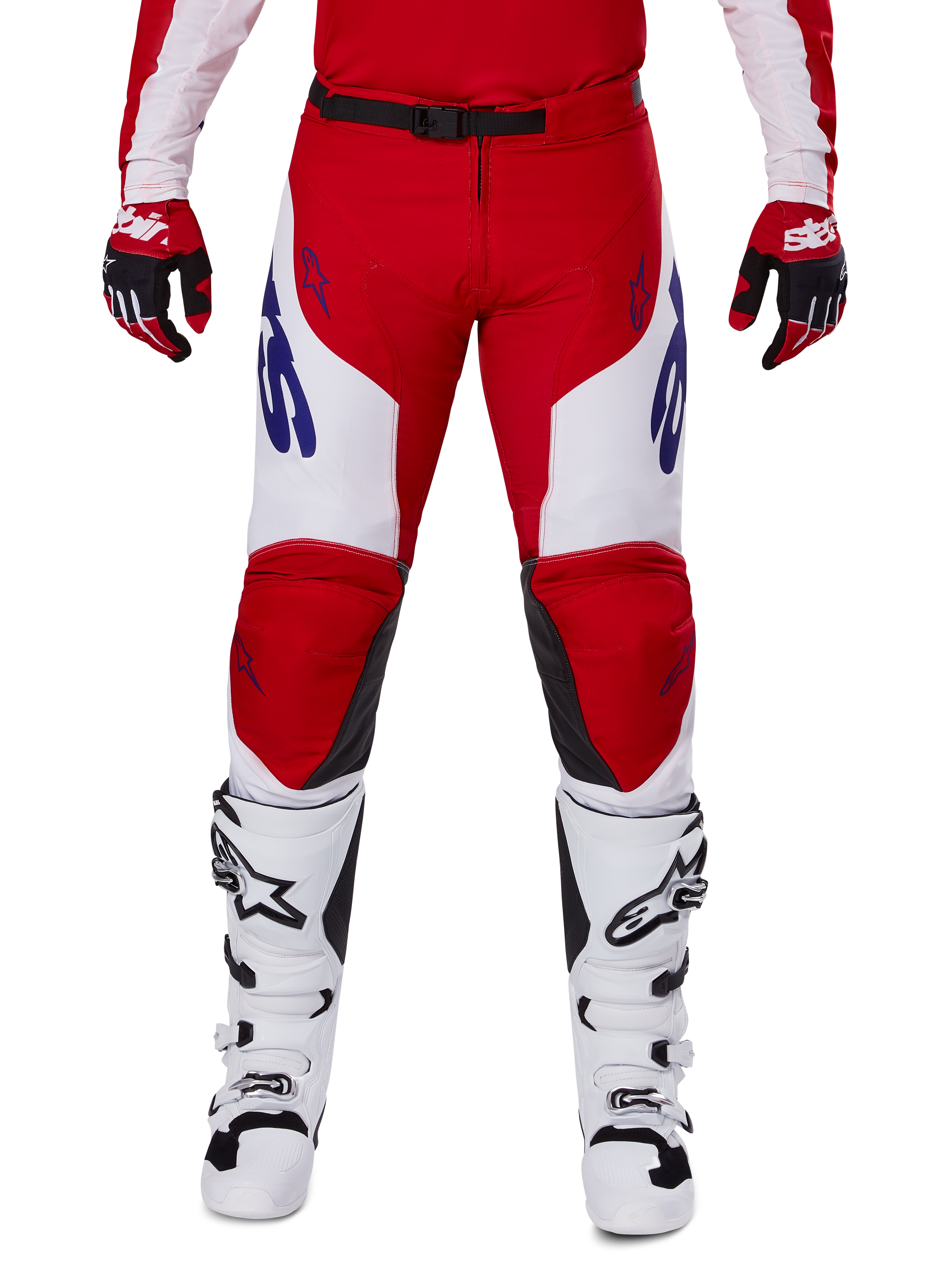 Alpinestars 2025 Racer Veil-byxor, motocrossbyxor, klarröda och vita, bärs med matchande röda handskar och vita stövlar, med blå logotyper på låren och ett svart midjebälte, ergonomisk sportskärning för prestandakörning