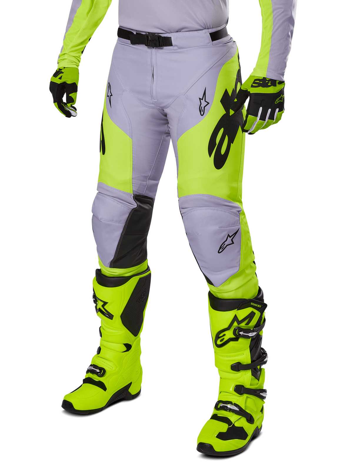 Alpinestars 2025 Racer Veil-byxor, motocrossbyxor, grå och neongul fluo, med svarta stjärnlogotyper och justerbart midjebälte, visas med matchande motocross-stövlar och handskar, ergonomisk design för terrängkörning