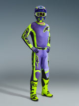 Motocrossförare i Alpinestars 2026 Racer Portl-racingutrustning, lila och neongul tröja och byxor, neongula stövlar, lila handskar och matchande hjälm, komplett koordinerad outfit för terrängkörning.