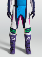 Alpinestars Techstar Maven byxor, blå och vita motocrossbyxor med rosa detaljer och Babel-knäkonstruktion, frontvy på modell