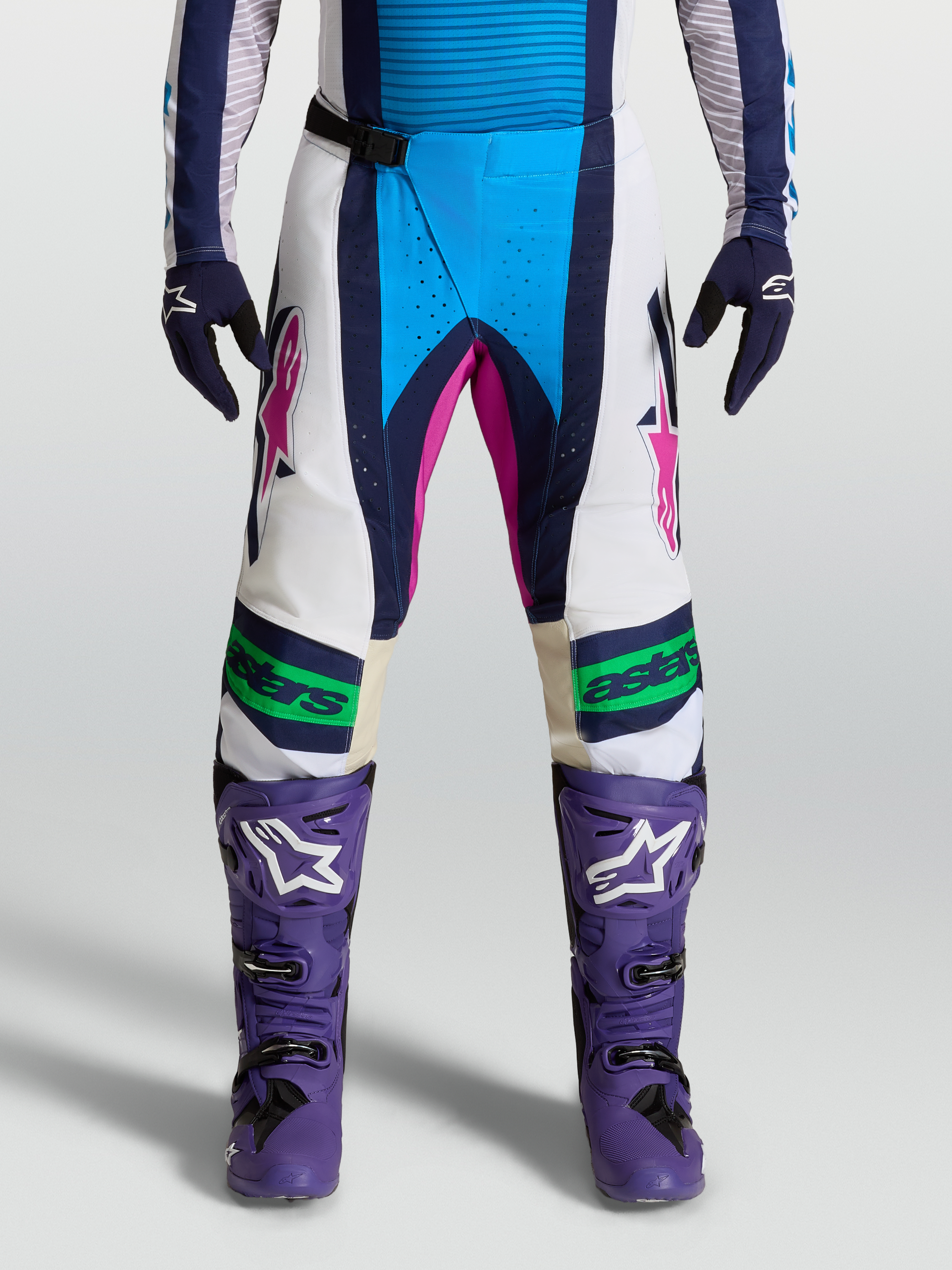 Alpinestars Techstar Maven byxor, blå och vita motocrossbyxor med rosa detaljer och Babel-knäkonstruktion, frontvy på modell