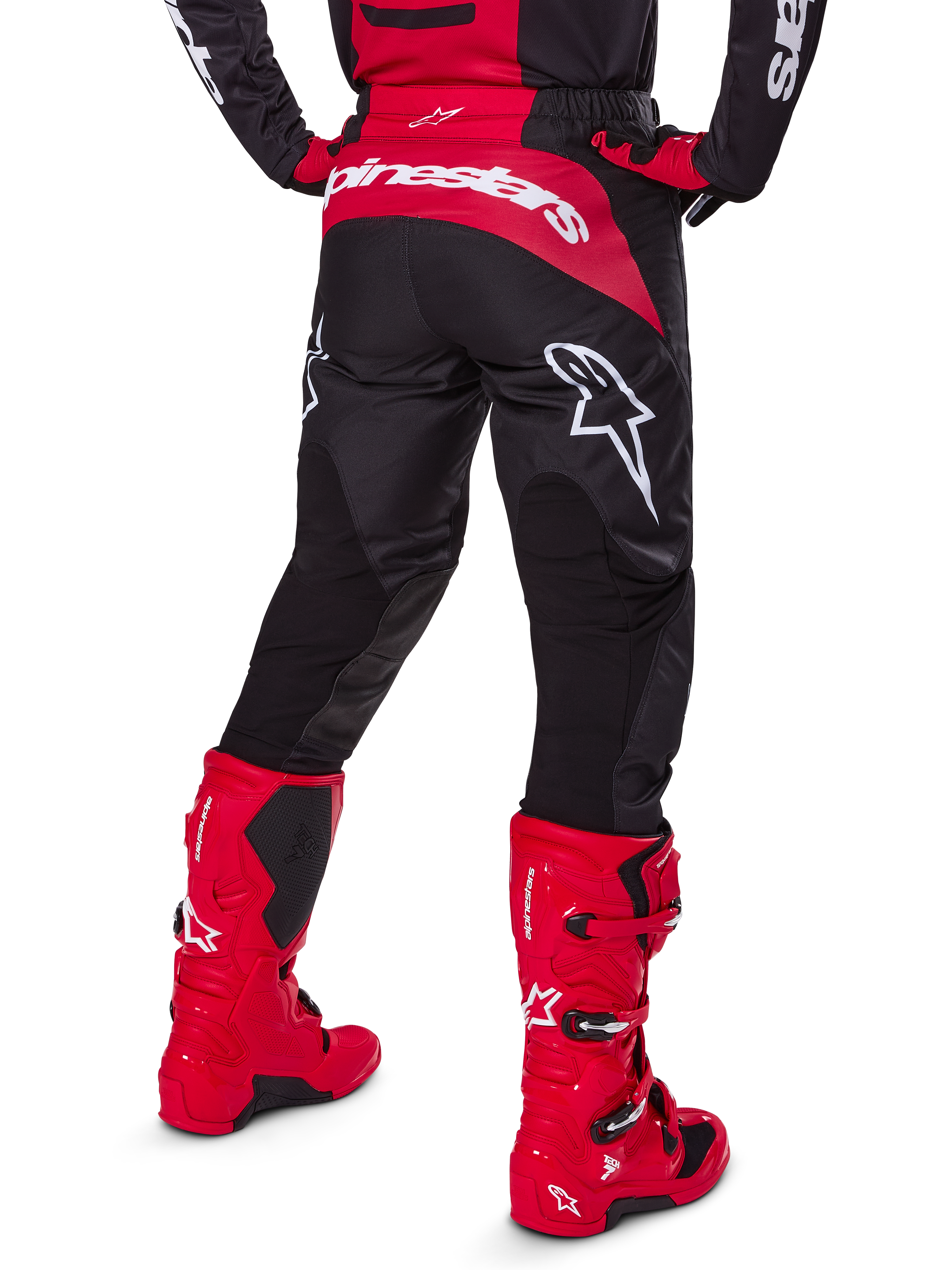 Alpinestars 2025 Fluid Haul utrustningsset, vy bakifrån, svarta och röda motocrossbyxor med stora vita logotyper, matchande tröja och klarröda Tech 7-stövlar, koordinerat racingkit för terrängkörning
