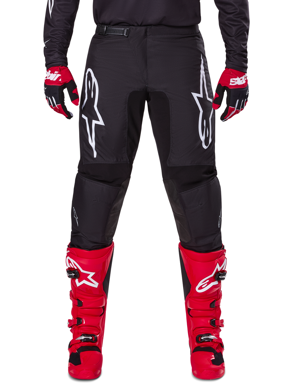 Alpinestars 2025 Fluid Haul Gear Set, svarta motocrossbyxor med vita Astars-logotyper på låren, matchat med klarröda stövlar och röd-svarta handskar, koordinerad motocross-outfit för terrängkörning