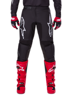 Alpinestars 2025 Fluid Haul Gear Set, svarta motocrossbyxor med vita Astars-logotyper på låren, matchat med klarröda stövlar och röd-svarta handskar, koordinerad motocross-outfit för terrängkörning