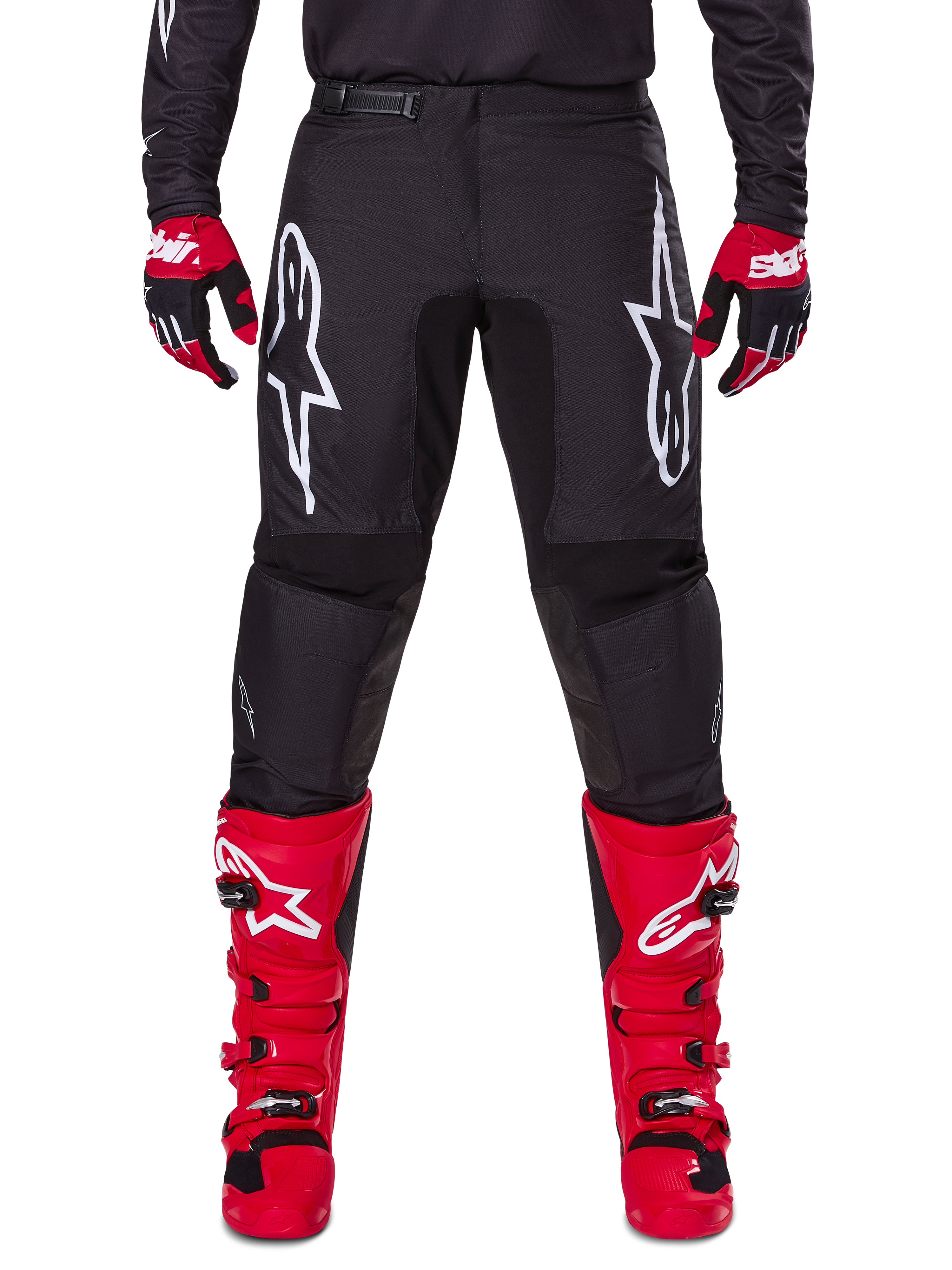 Alpinestars 2025 Fluid Haul Gear Set, svarta motocrossbyxor med vita Astars-logotyper på låren, matchat med klarröda stövlar och röd-svarta handskar, koordinerad motocross-outfit för terrängkörning