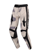 Alpinestars 2026 Racer Lahnd-byxor, motocrossbyxor, Sand Camo, med off-white bas och grå och svarta penseldragsmönster, svarta stjärngrafiker på låren, förstärkta svarta knäpaneler och justerbart midjespänne, ergonomisk design för terrängkörning