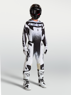 Alpinestars Techstar Swan byxor, svarta och vita motocrossbyxor för herr med atletisk passform och stretch-ripstop, bärs av modell.