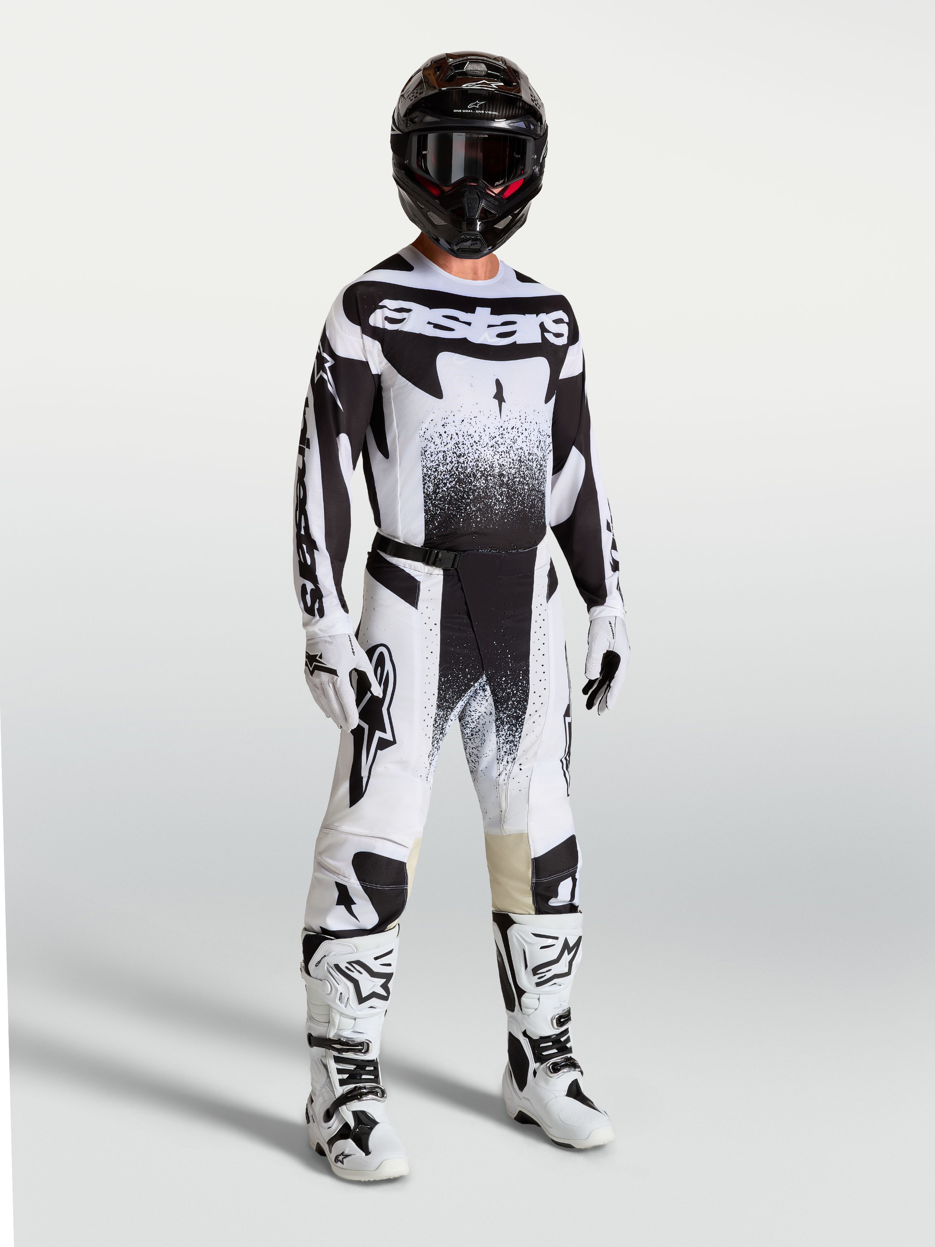 Alpinestars Techstar Swan byxor, svarta och vita motocrossbyxor för herr med atletisk passform och stretch-ripstop, bärs av modell.