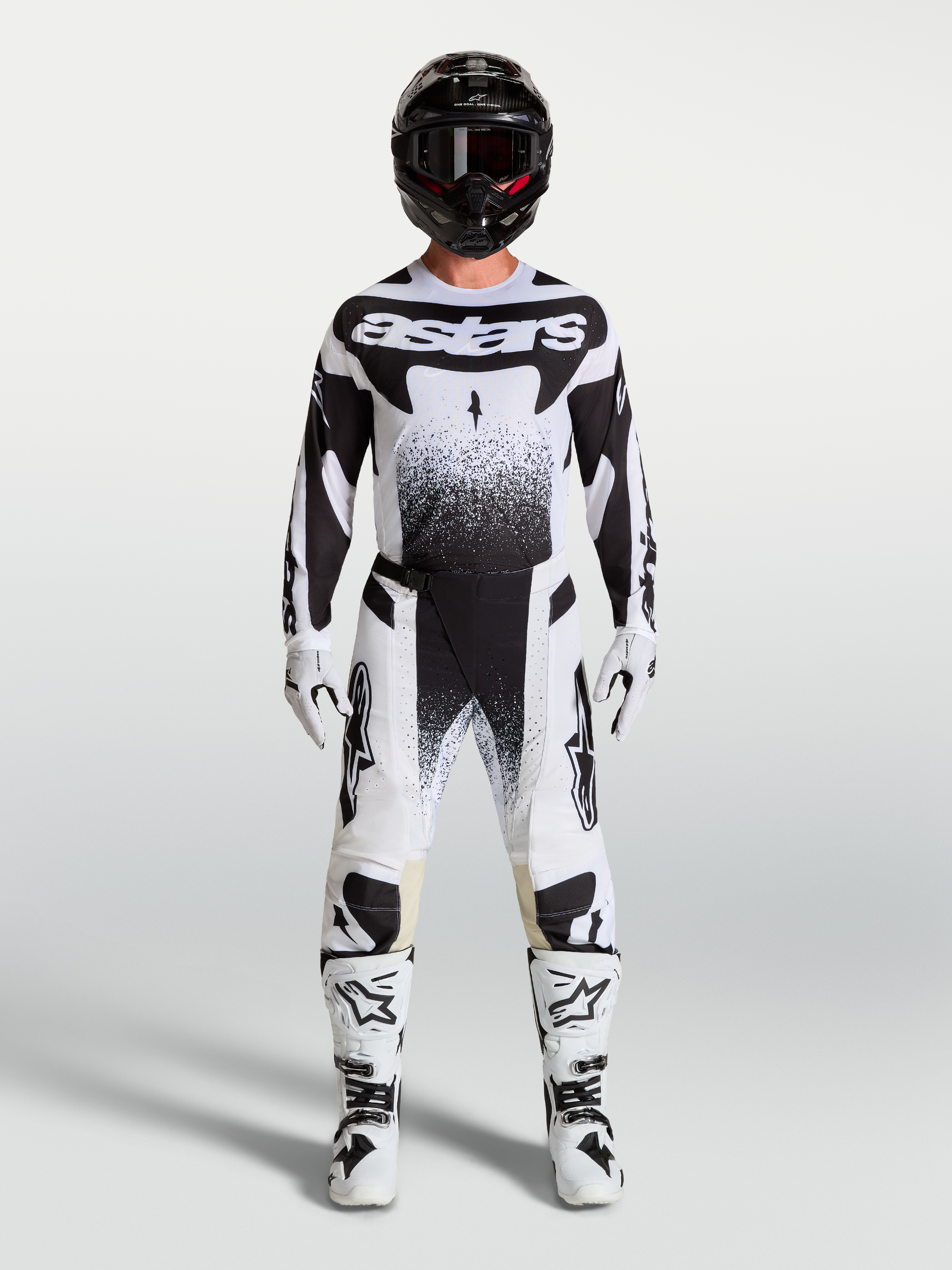 Alpinestars Techstar Swan motocross-set, tröja och byxor för herr, vit och svart med grafiskt mönster, matchande stövlar och hjälm, professionell utrustning för terrängkörning.
