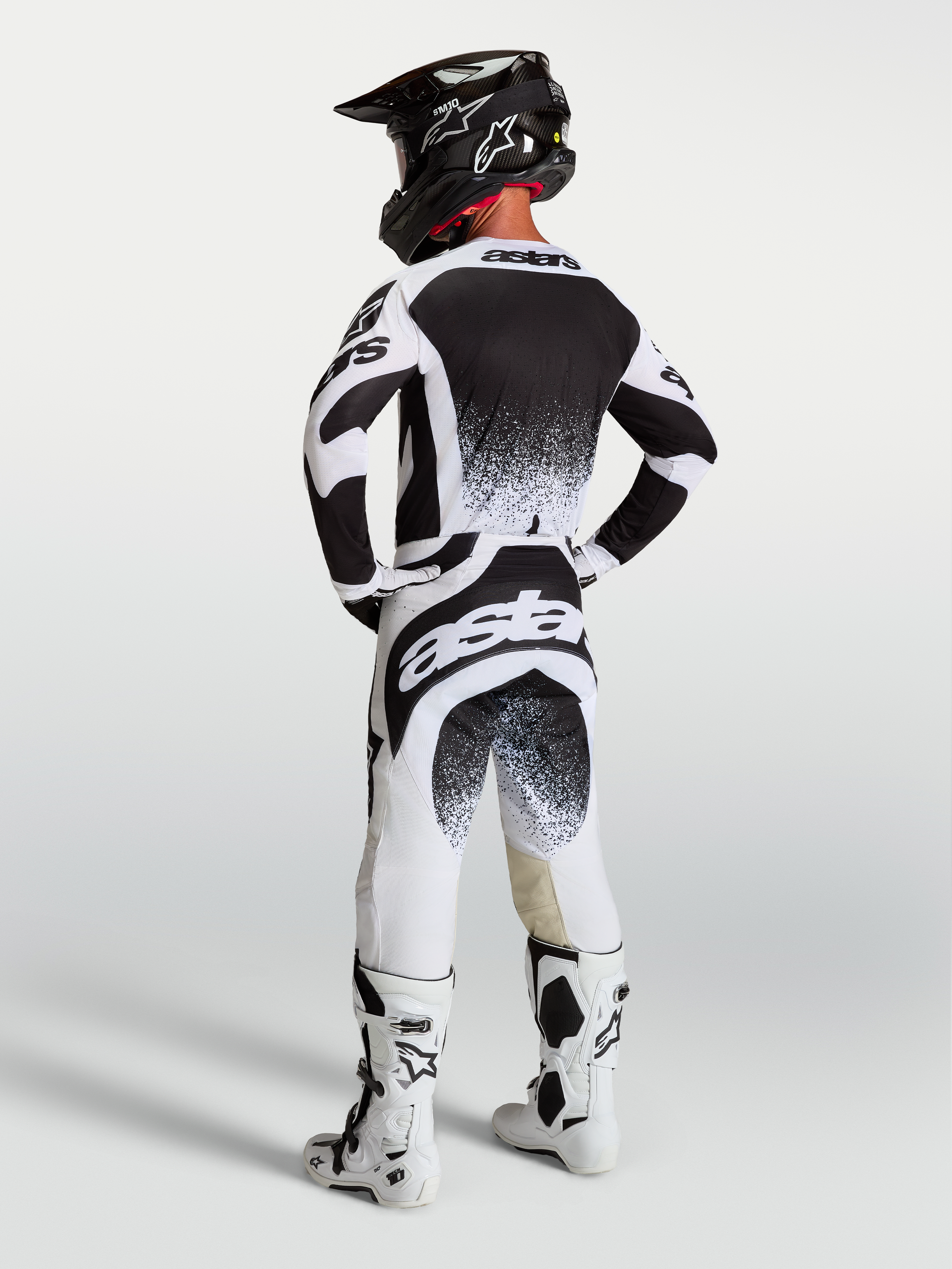 Alpinestars Techstar Swan-byxor, vita och svarta herr-motocrossbyxor, vy bakifrån med atletisk stretchpassform