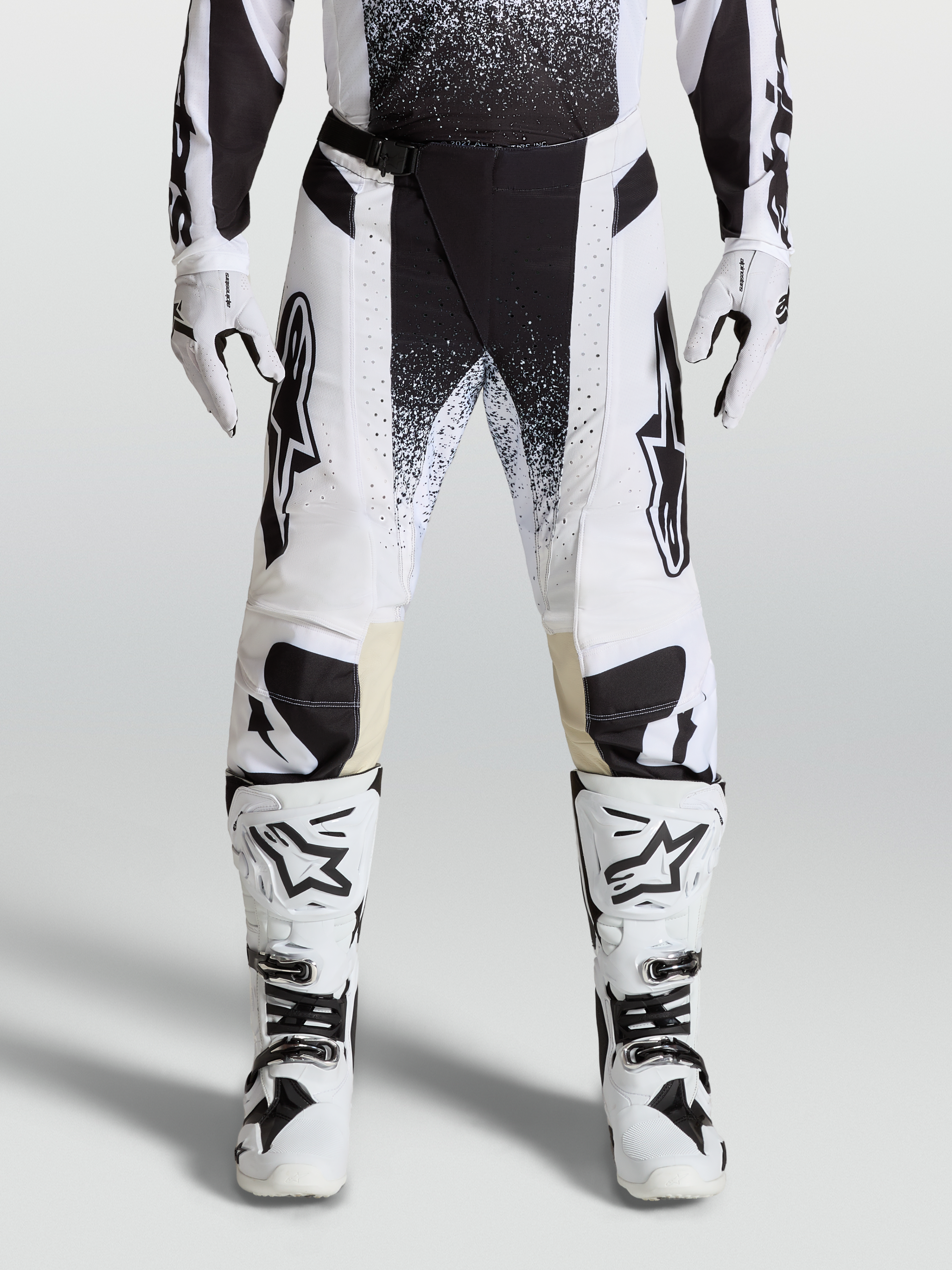Alpinestars 2027 Techstar Swan motocrossbyxor för herrar, vita och svarta, i slitstarkt stretch-ripstopmaterial.