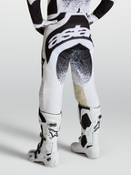 Alpinestars Techstar Swan byxor, motocrossbyxor i svart och vitt, bärs av modell bakifrån med Tech 10 stövlar, Astar branding.