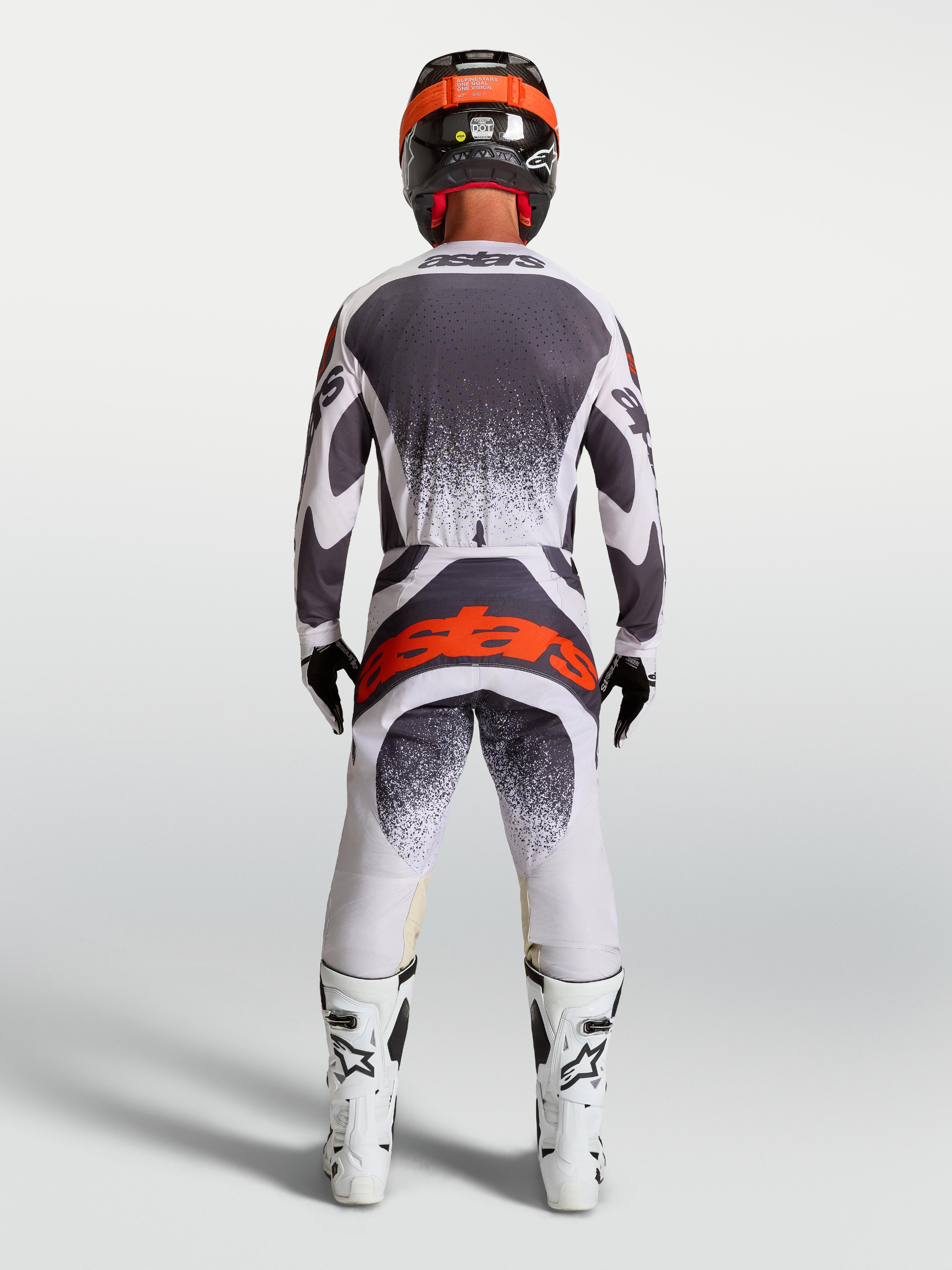 Alpinestars Techstar Swan byxor, motocrossbyxor för herrar, ljuslila och mörkgrå med röd fluo, vy bakifrån med racingutrustning för terrängkörning