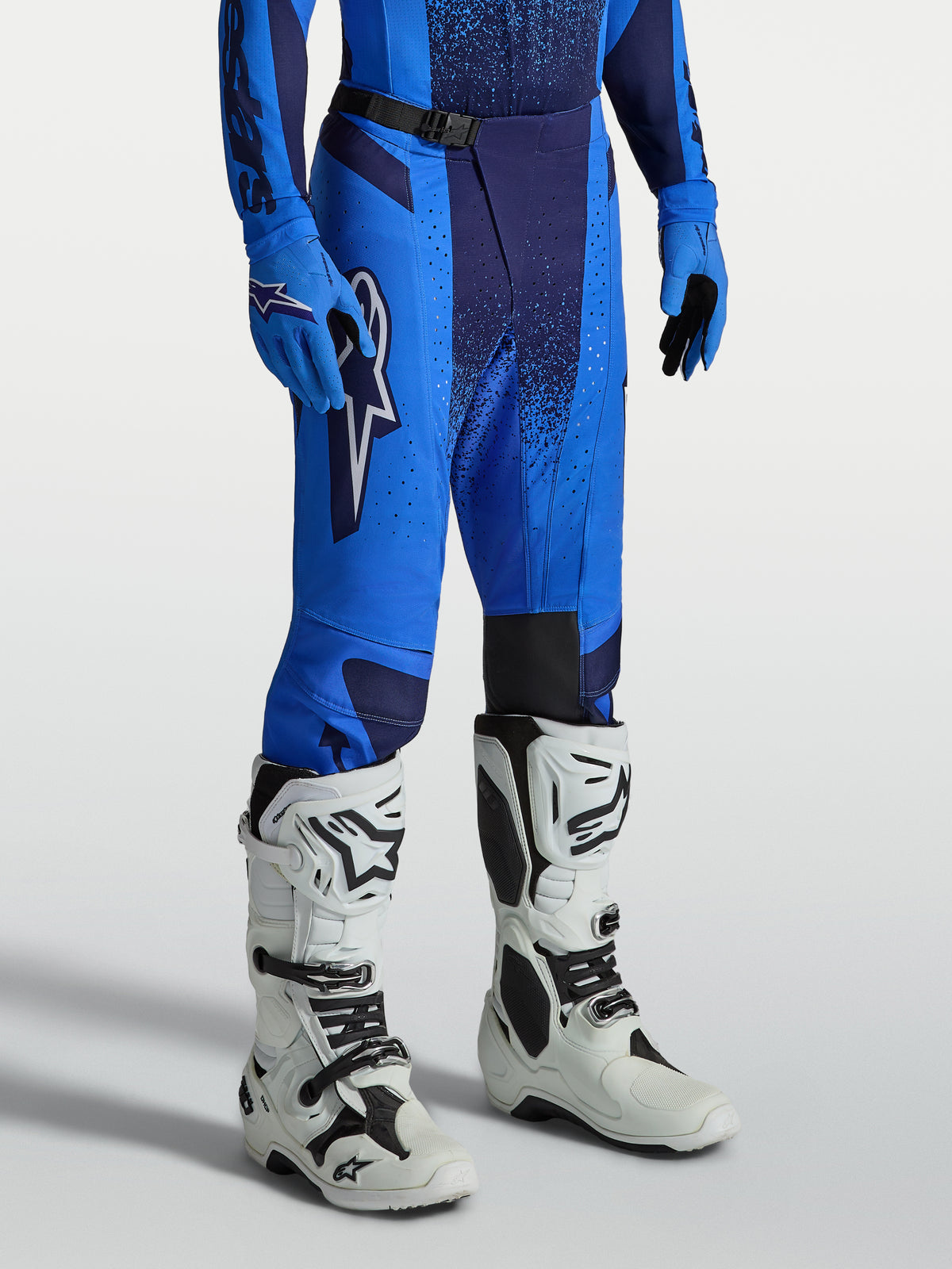 Alpinestars Techstar Swan byxor, motocrossbyxor för herr, blå och mörkblå, förstärkt 600D polyfabric-konstruktion och laserskuren ventilation för terrängkörning.