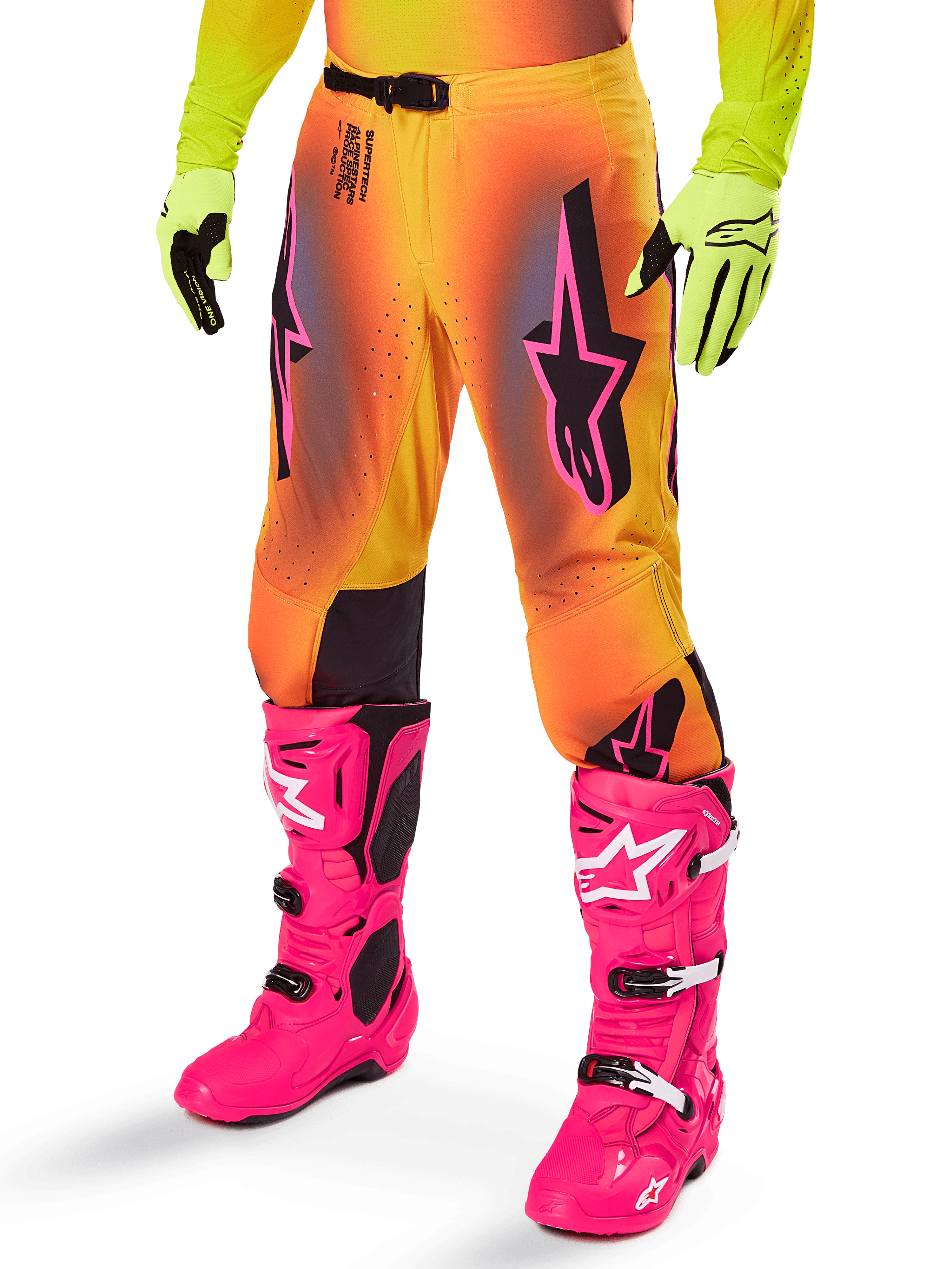 Alpinestars 2025 Supertech Lipan utrustningsset, motocrossbyxor, gul och orange färgövergång med rosa och lila detaljer, framträdande svarta Alpinestars-logotyper på låren, bärs med gula handskar och klarrosa motocross-stövlar.